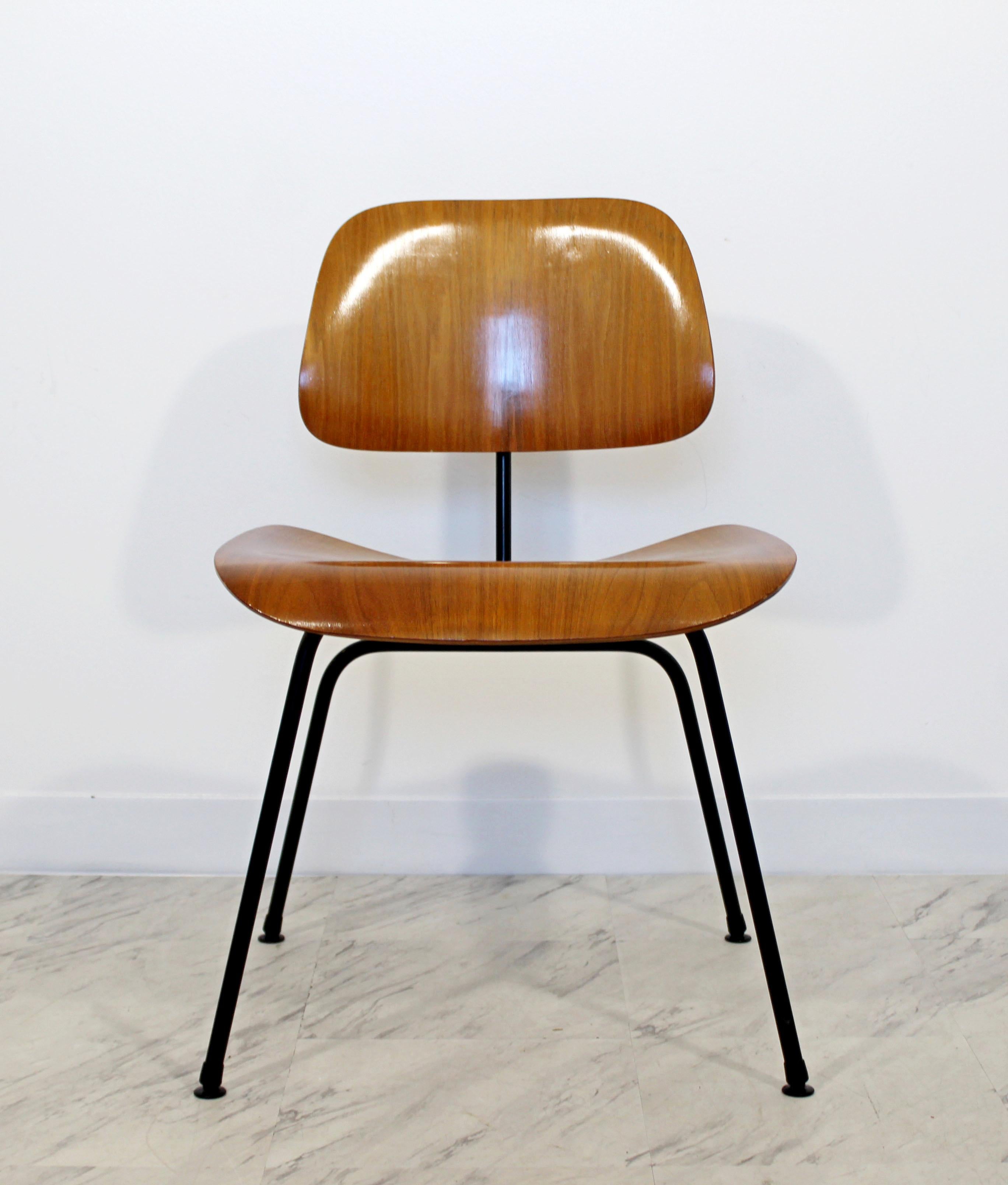 For your consideration is an Iconic DCM lounge desk chair by Ray & Charles Eames for Herman Miller. In excellent condition. The dimensions are 19.5