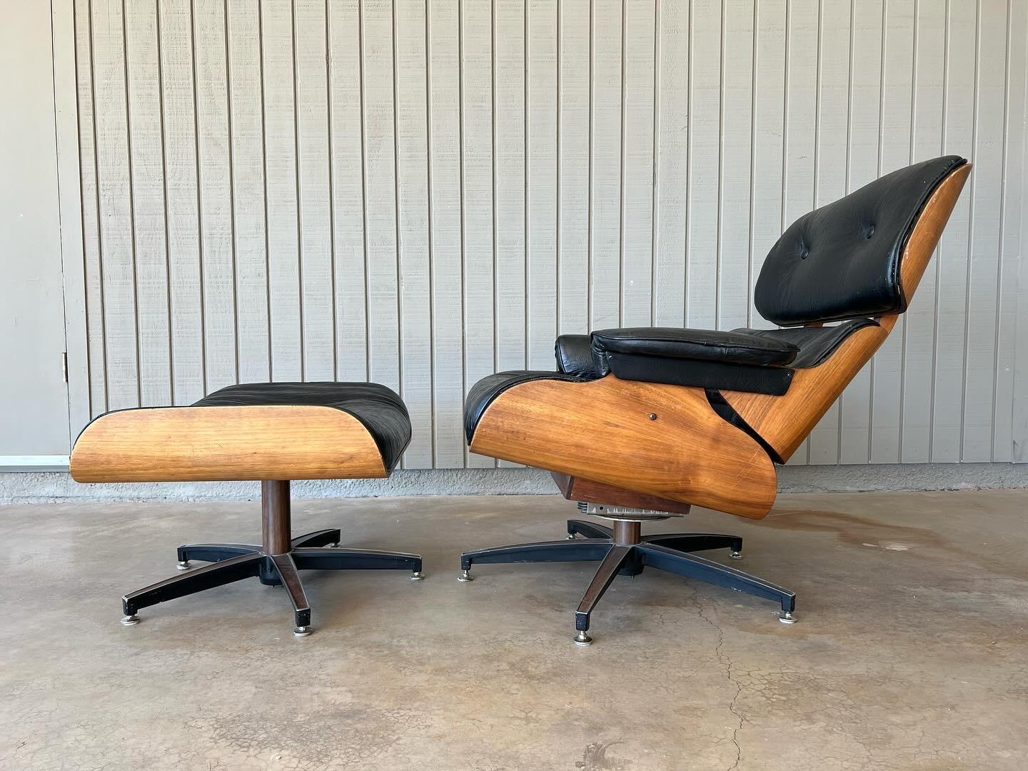 Mid century modern vintage Eames style lounge chair and ottoman In Good Condition For Sale In Phoenix, AZ