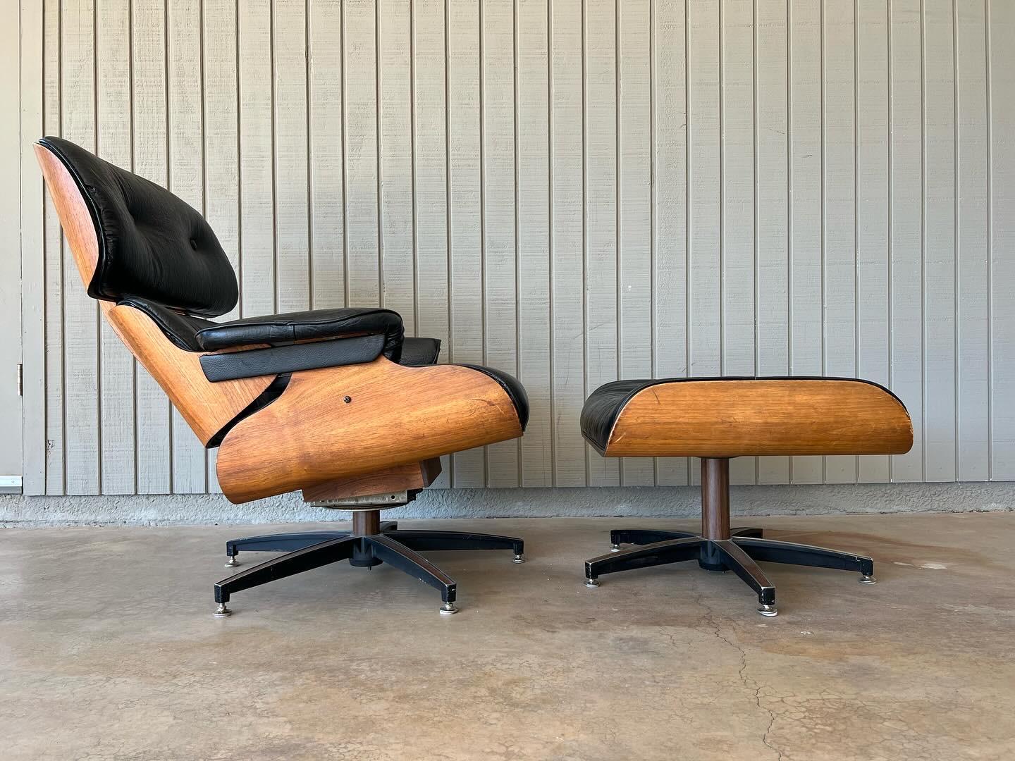 Naugahyde Mid century modern vintage Eames style lounge chair and ottoman For Sale