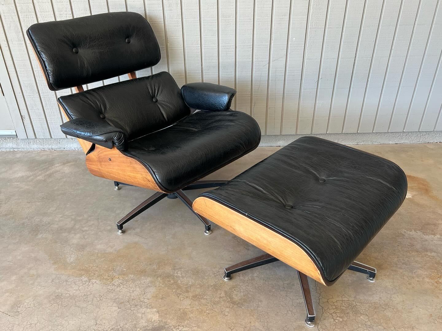 Mid century modern vintage Eames style lounge chair and ottoman For Sale 1