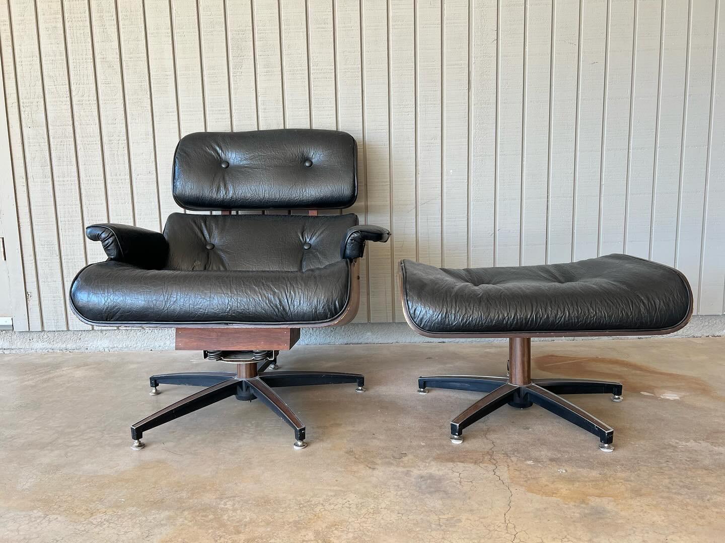 Mid century modern vintage Eames style lounge chair and ottoman For Sale 2