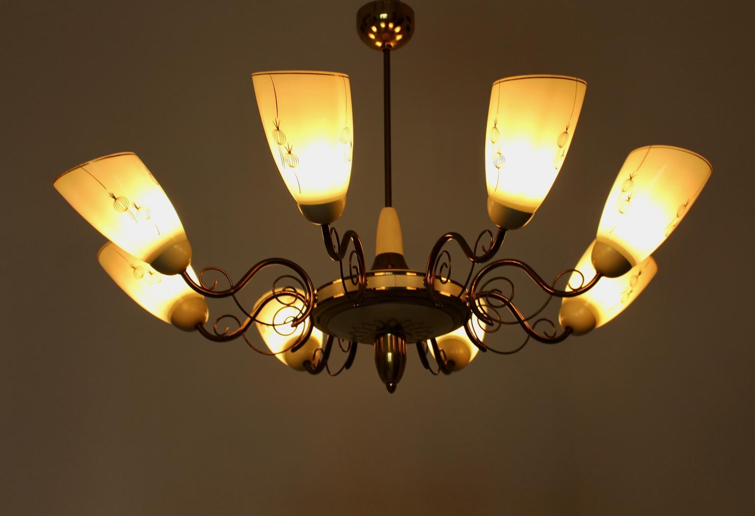 Mid-Century Modern Vintage Eight Arm Brass Ivory Glass Chandelier 1950 Italy For Sale 8