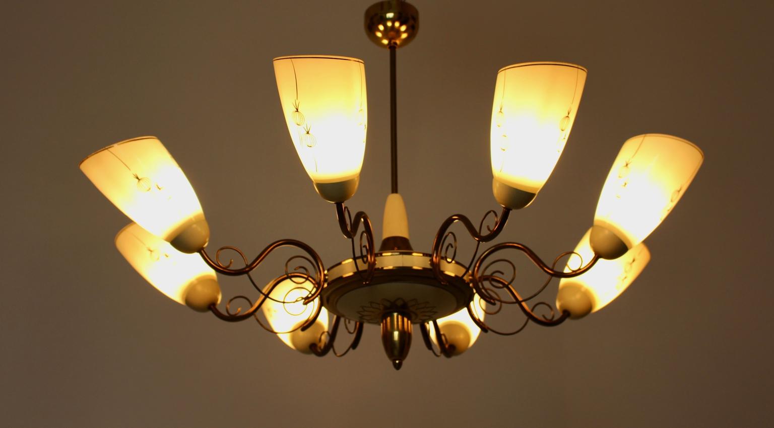 Mid-Century Modern Vintage Eight Arms Brass Ivory Glass Chandelier 1950 Italy For Sale 10