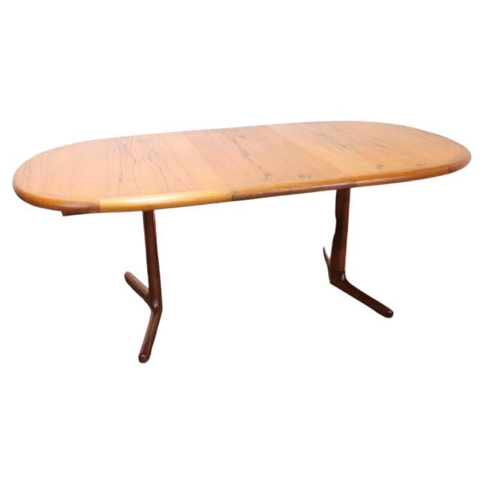 A stunning  mid cetury dining table by Danish furniture maker Benni Linden.  This gorgeous table comest with 2 extenders and would easily sit 8 people.  The table has a beautiful grain throughout a real head turner.

Dimensions 
Inches - w59 x d39.5