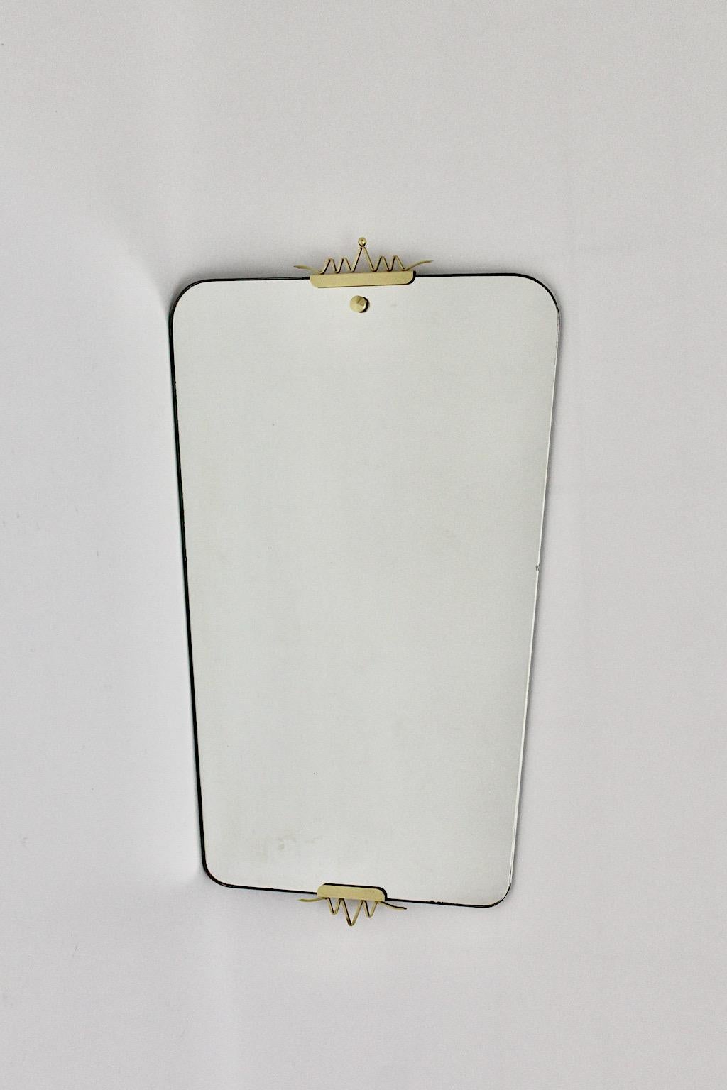 Mid-Century Modern Vintage voller Länge Spiegel Wandspiegel aus Spiegel und Messing Gio Ponti Stil 1950er Jahre Italien.
Ein toller Wandspiegel mit verspieltem, kronenartigem Dekor aus Messing, wobei der Spiegel eine rechteckige Form mit leicht