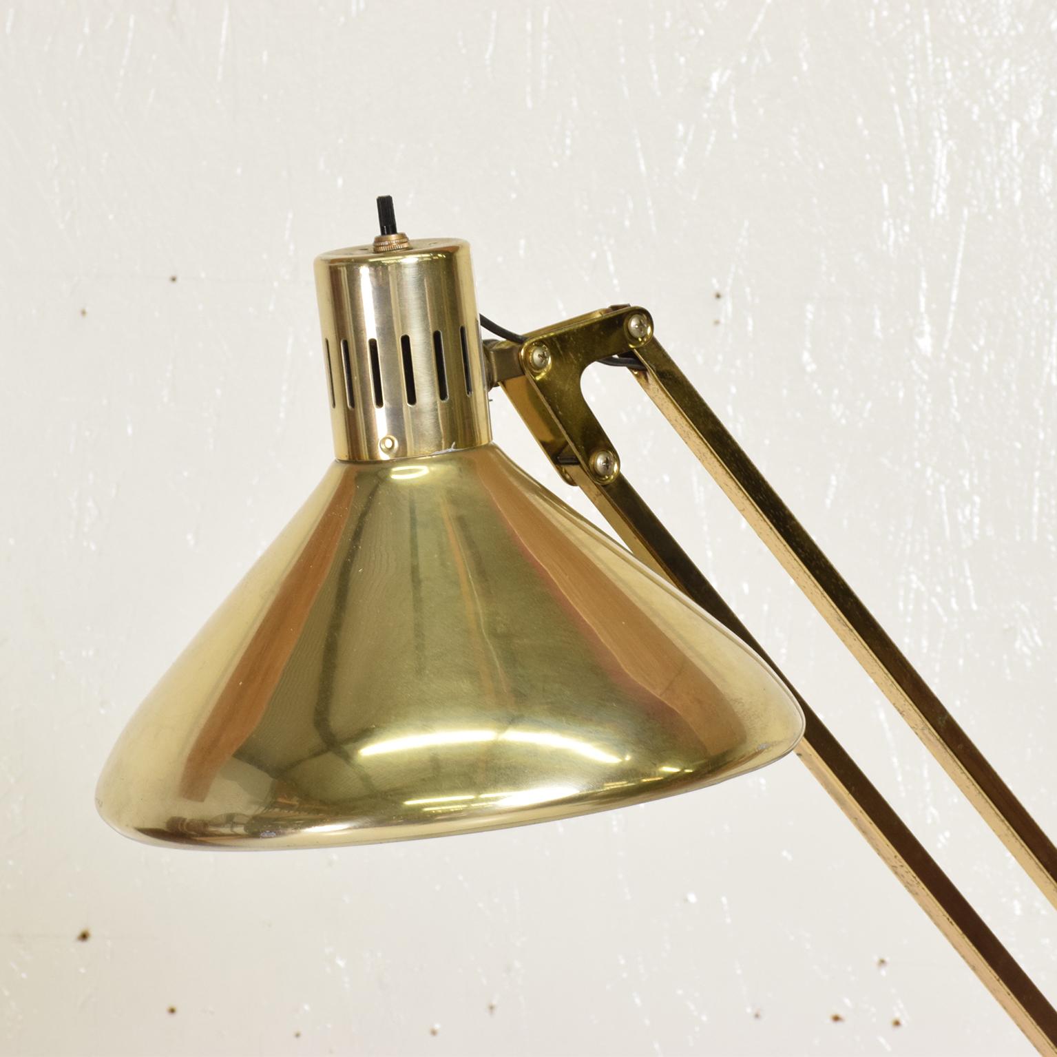 Mid-Century Modern Lampadaire d'architecte moderne du milieu du siècle, en laiton, par Luxo