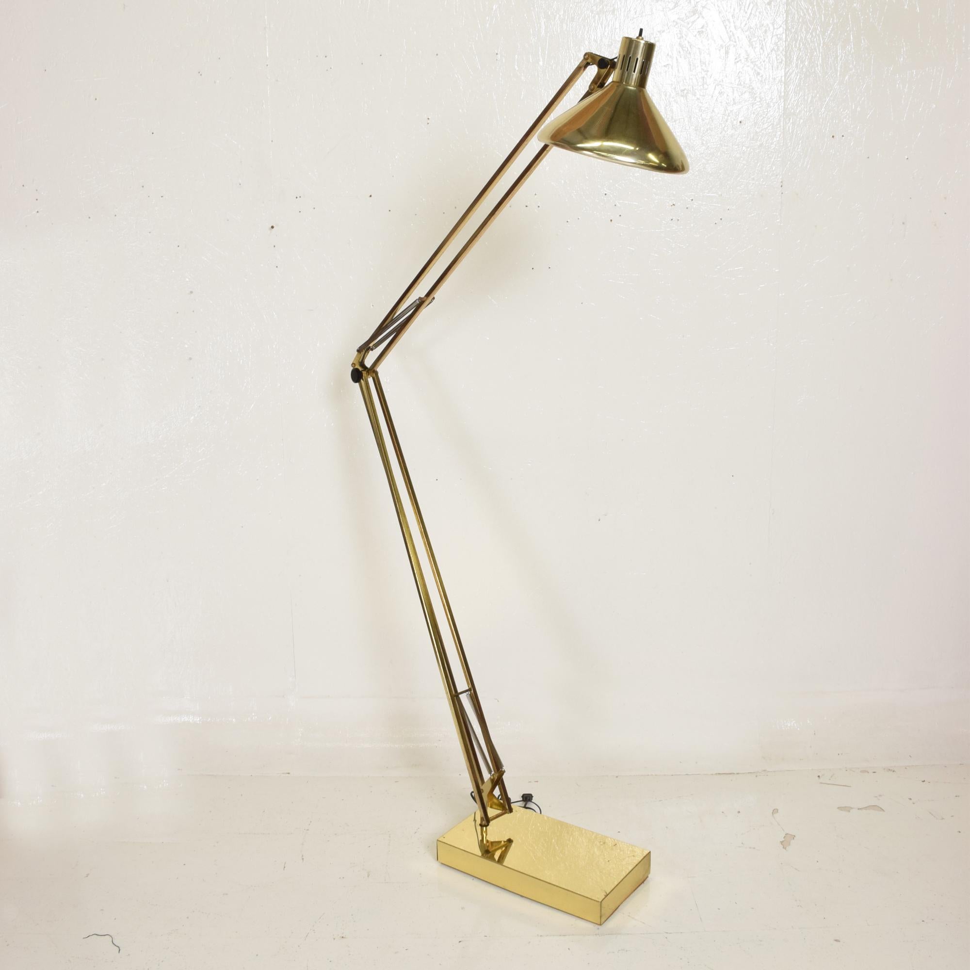 Lampadaire d'architecte moderne du milieu du siècle, en laiton, par Luxo Bon état à Chula Vista, CA