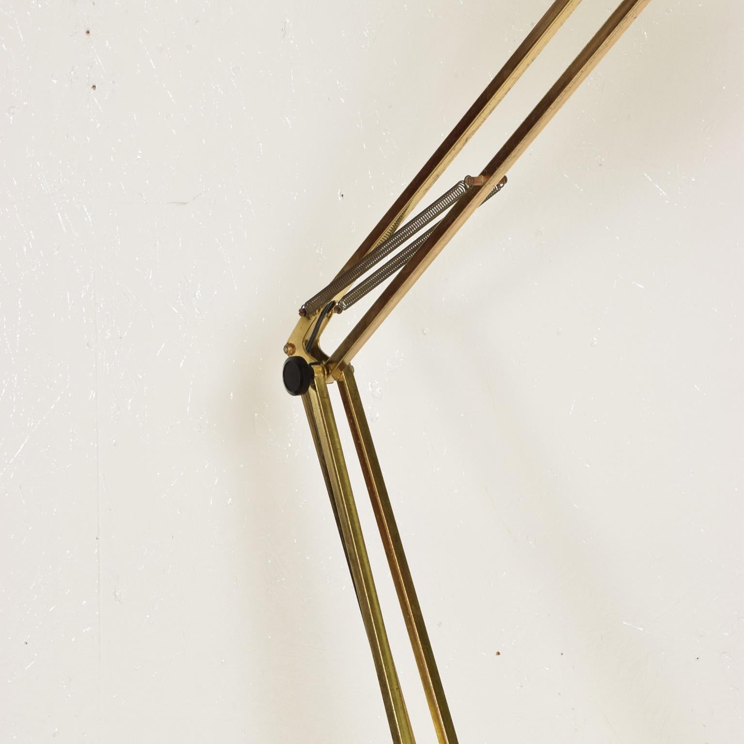 Fin du 20e siècle Lampadaire d'architecte moderne du milieu du siècle, en laiton, par Luxo