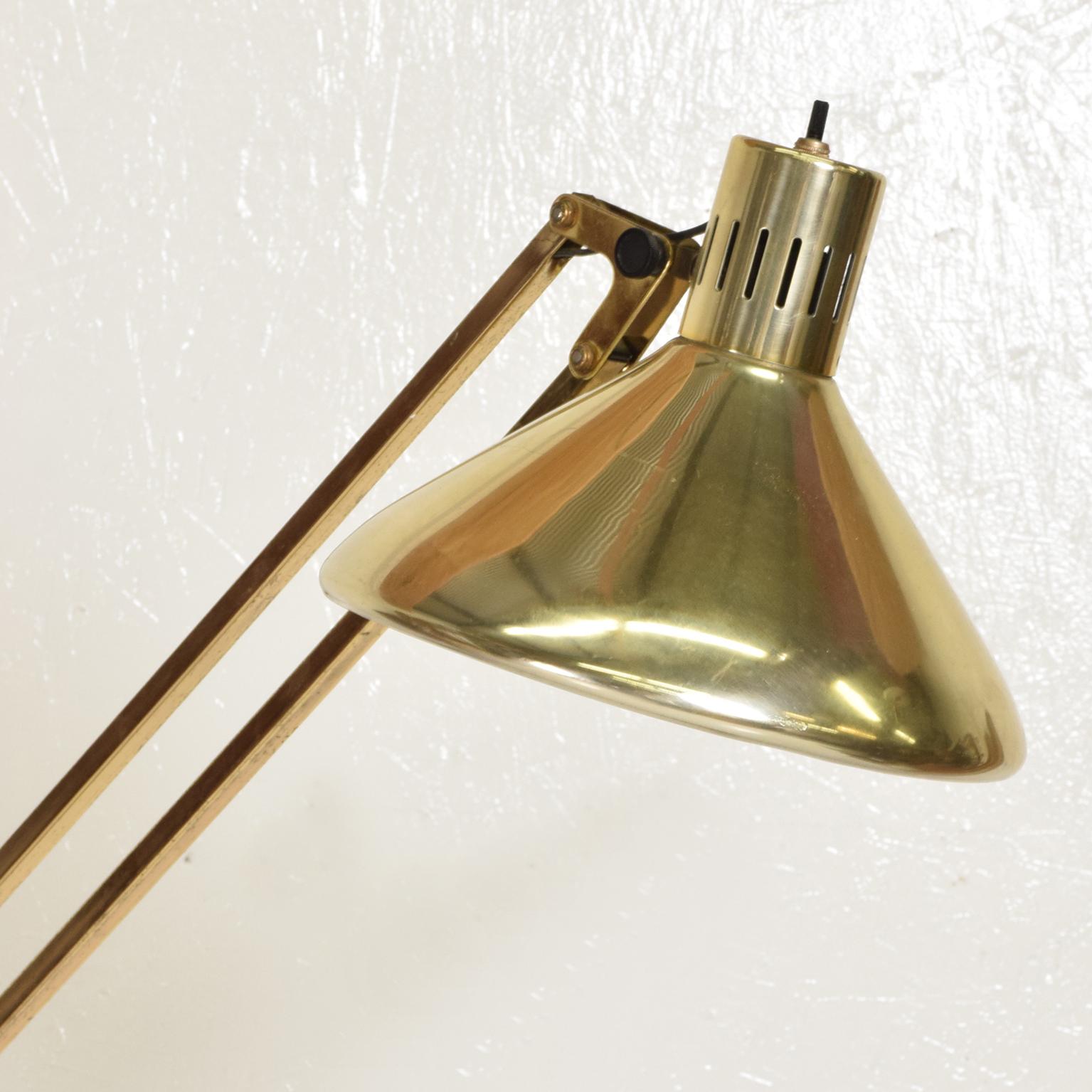 Aluminium Lampadaire d'architecte moderne du milieu du siècle, en laiton, par Luxo