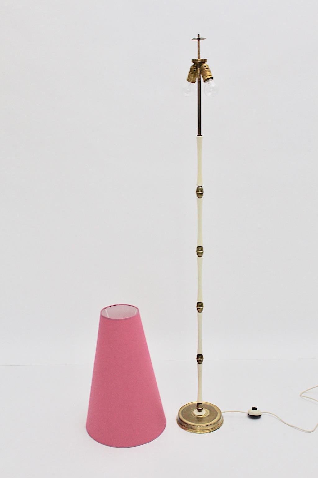 Lampada da terra d'epoca Mid Century Modern Brass White Italy 1940s in vendita 7