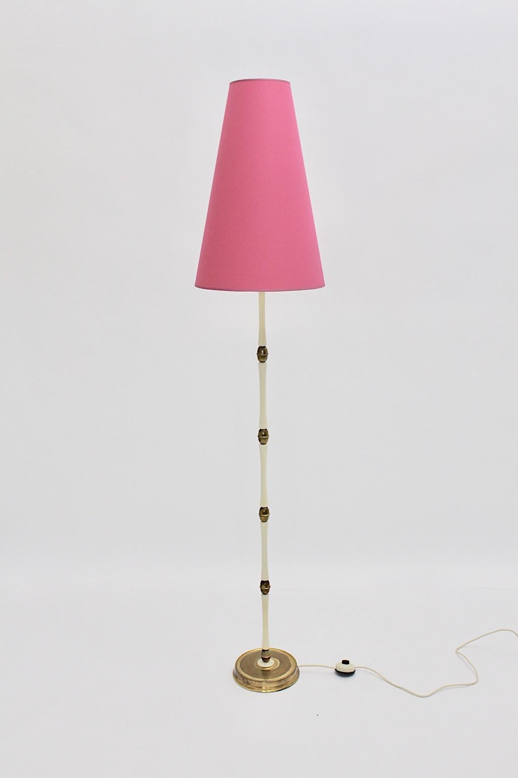 Mid-Century moderno Lampada da terra d'epoca Mid Century Modern Brass White Italy 1940s in vendita