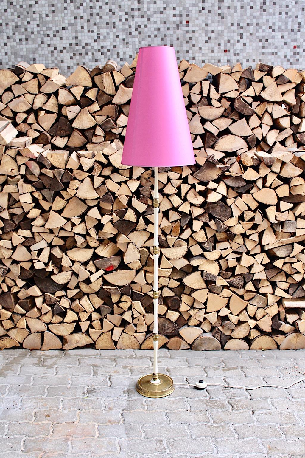 Lampada da terra d'epoca Mid Century Modern Brass White Italy 1940s In condizioni buone in vendita a Vienna, AT