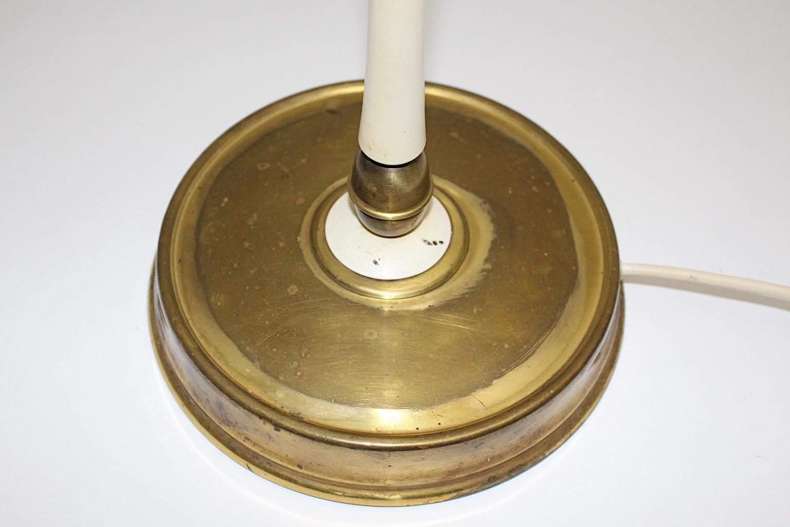 Metà XX secolo Lampada da terra d'epoca Mid Century Modern Brass White Italy 1940s in vendita