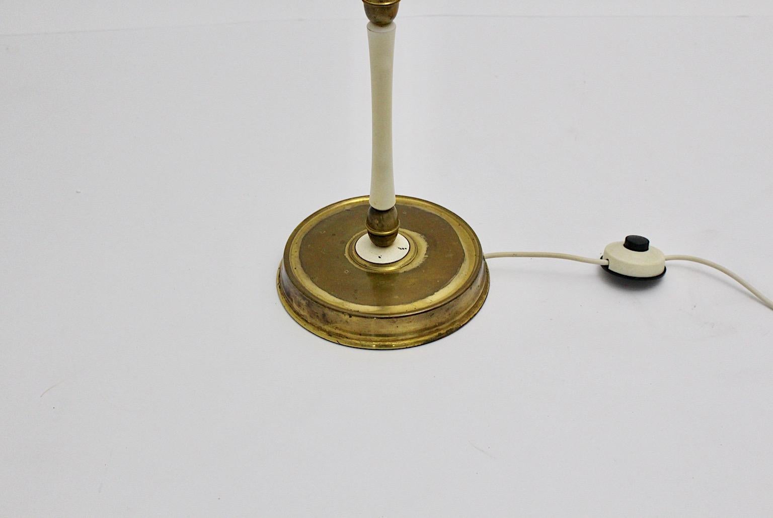 Faggio Lampada da terra d'epoca Mid Century Modern Brass White Italy 1940s in vendita