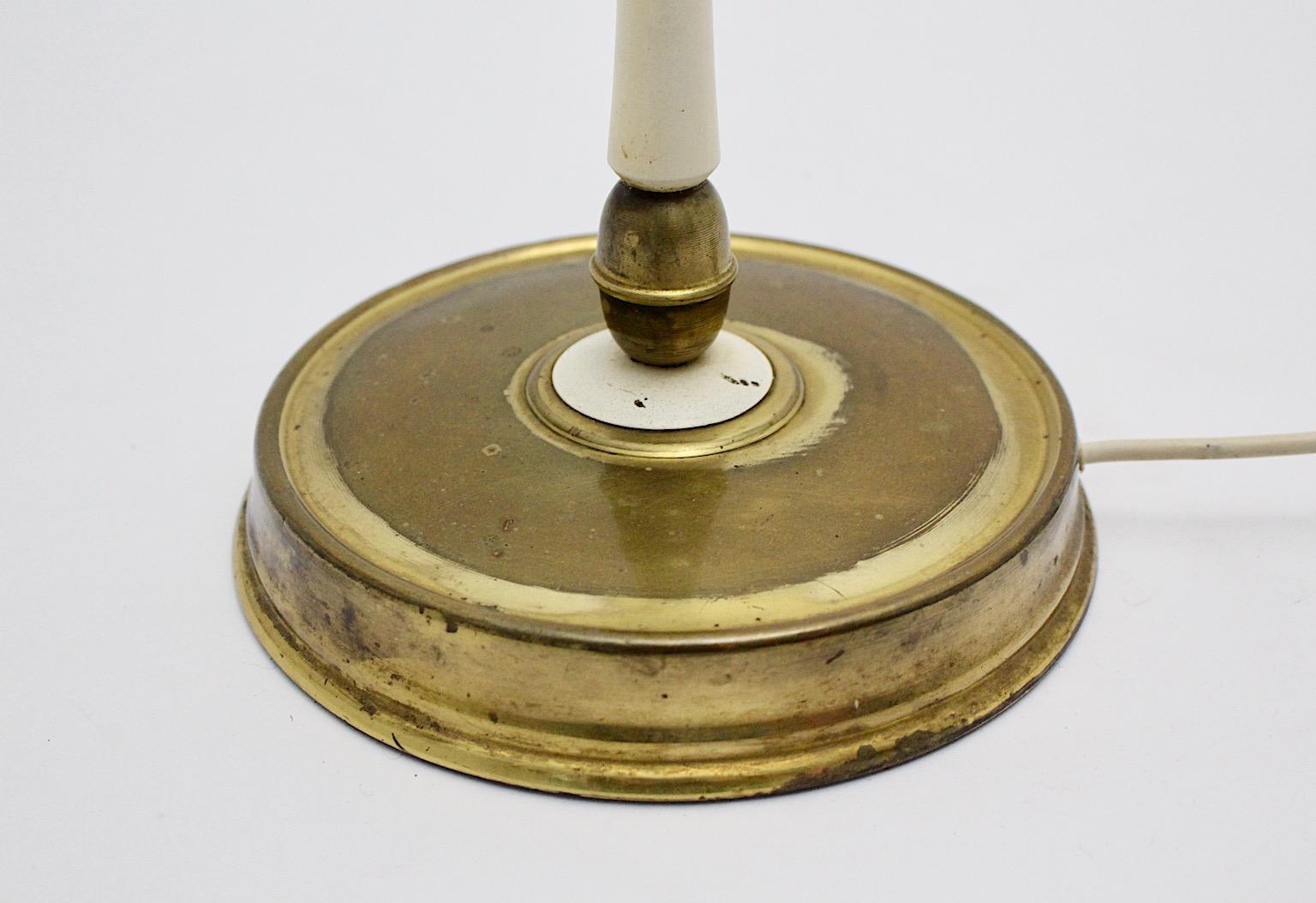 Lampada da terra d'epoca Mid Century Modern Brass White Italy 1940s in vendita 3