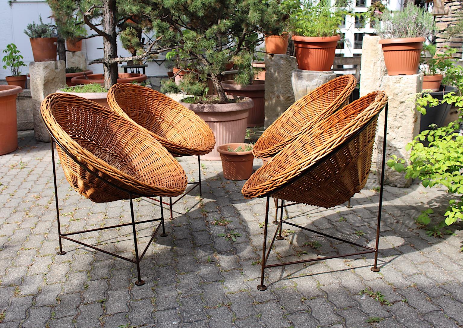 Mid-Century Modern Vintage Vier Vintage-Terrassenstühle aus Weide, Vintage, 1950er Jahre, Österreich im Zustand „Gut“ im Angebot in Vienna, AT