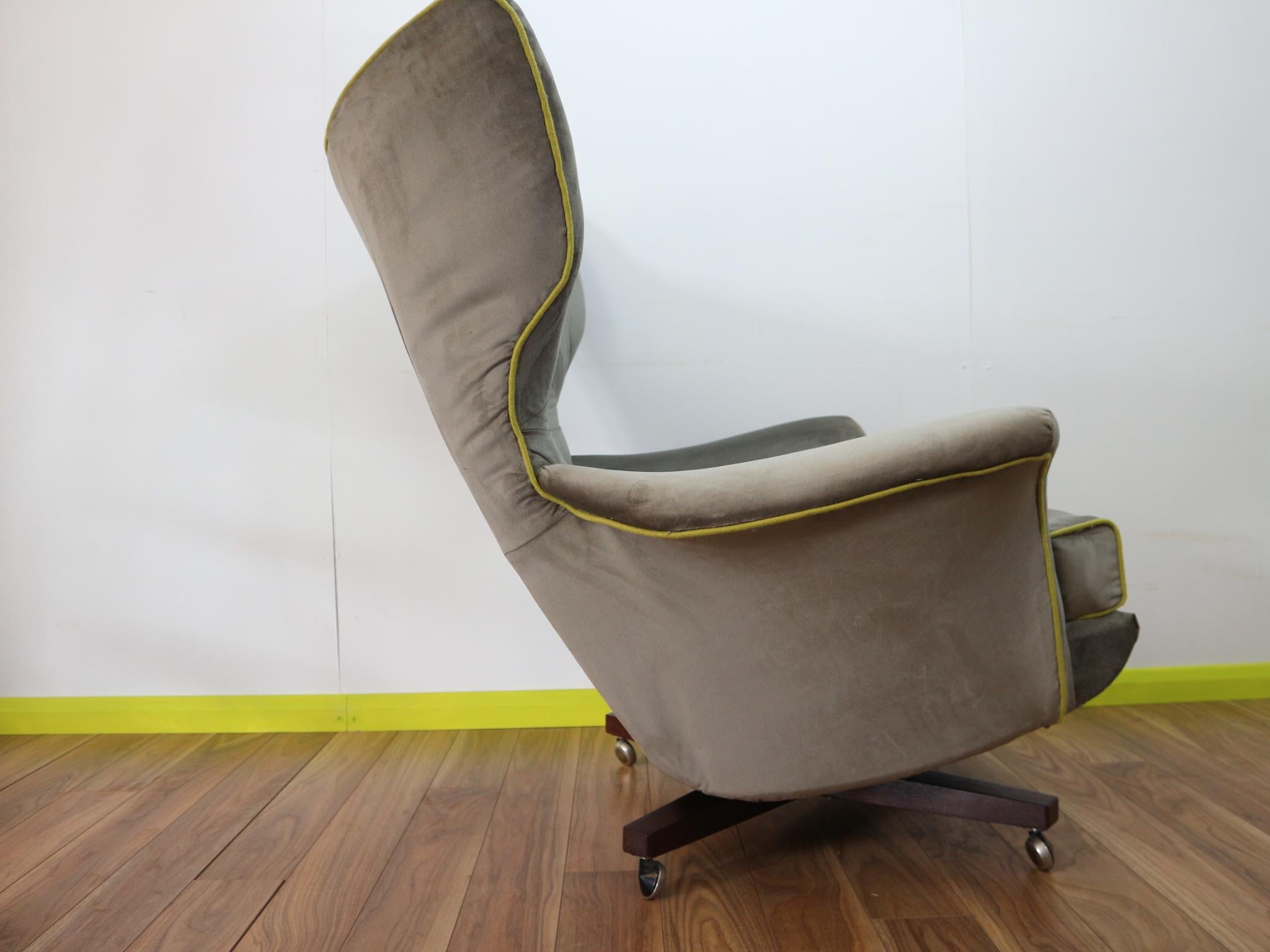 Mid-Century Modern Vintage G-Plan 6250 Lounge Blofeld Swivel Chair In Good Condition In Los Angeles, CA
