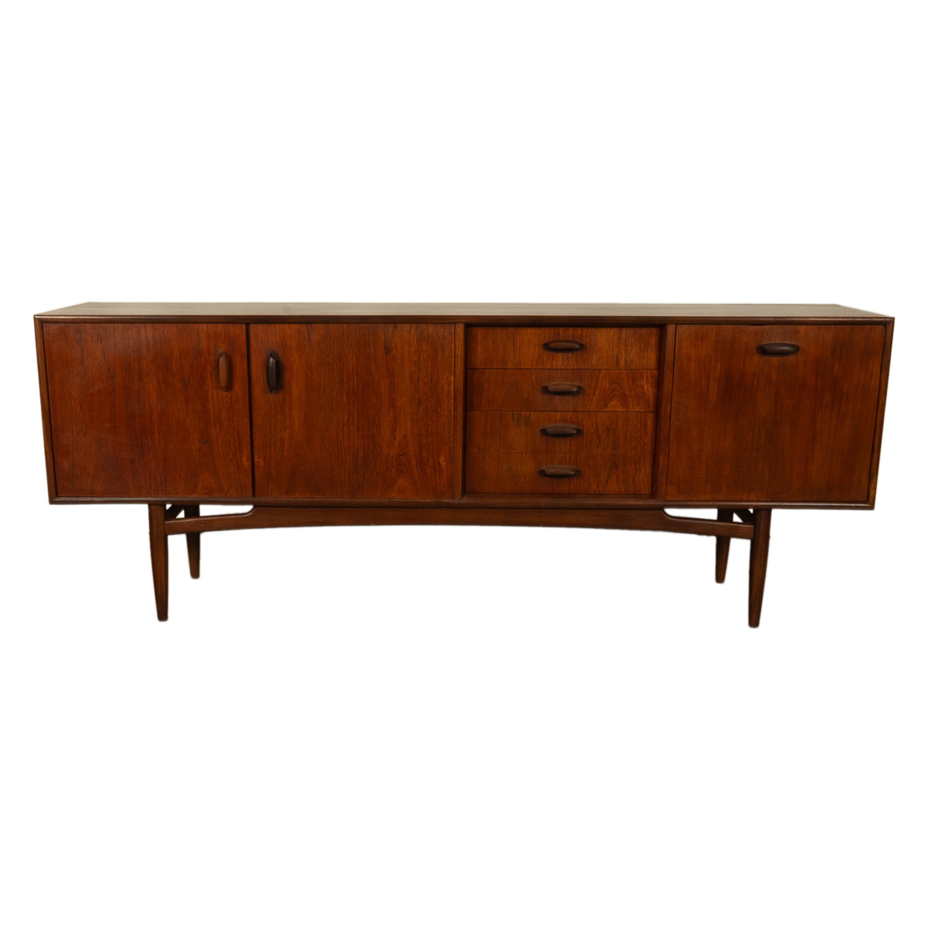 Una buona credenza lunga in teak del Mid Century Modern disegnata da V.B. Wilkins per G Plan della linea Brasilia, circa 1965.
Un design iconico di una delle aziende di arredamento più innovative degli anni Sessanta. La credenza è composta da due