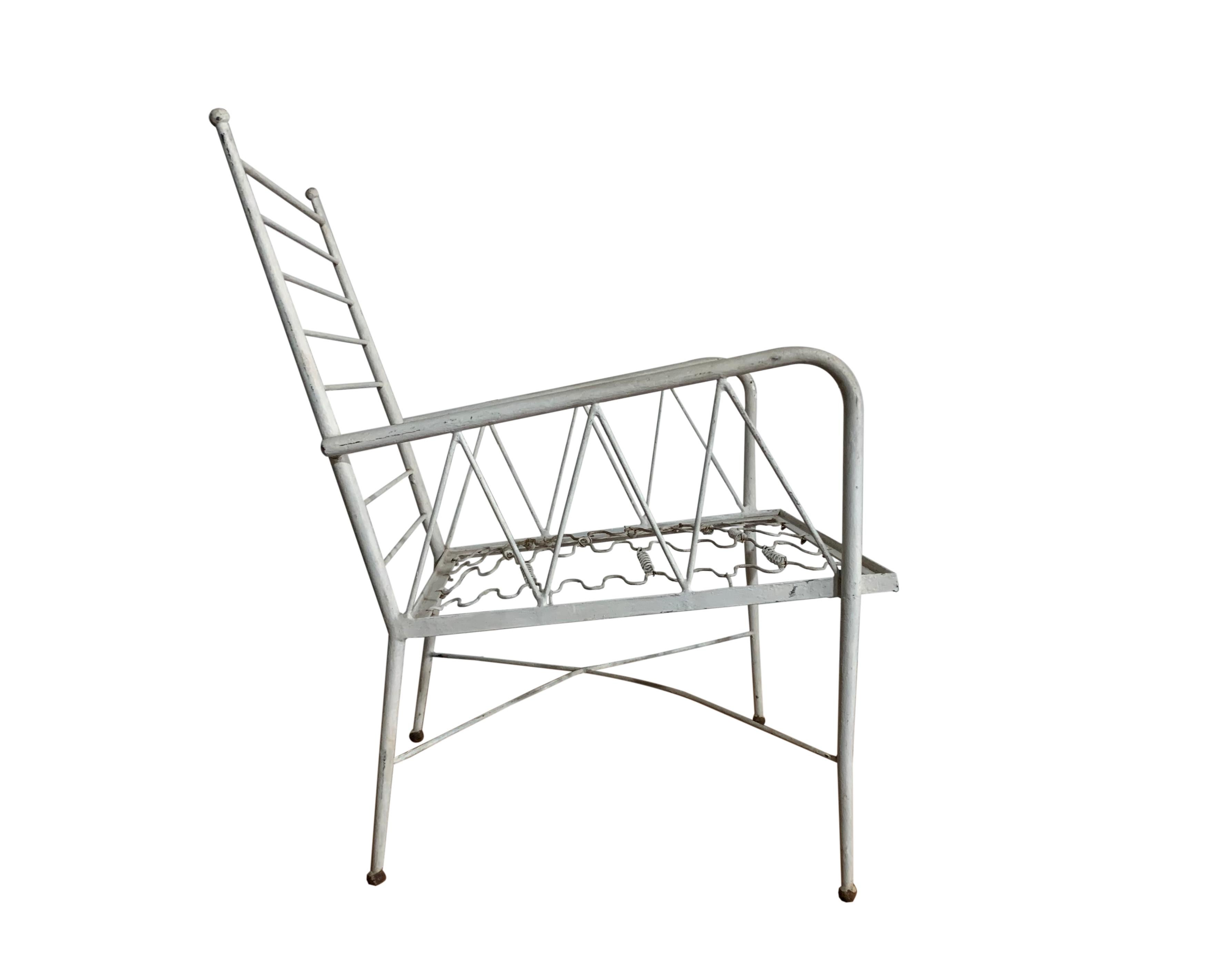 Vintage Mid-Century Modern patio chair made of white painted iron with seat cushion. Perfect for inside and outdoor areas. Original vintage condition.

 