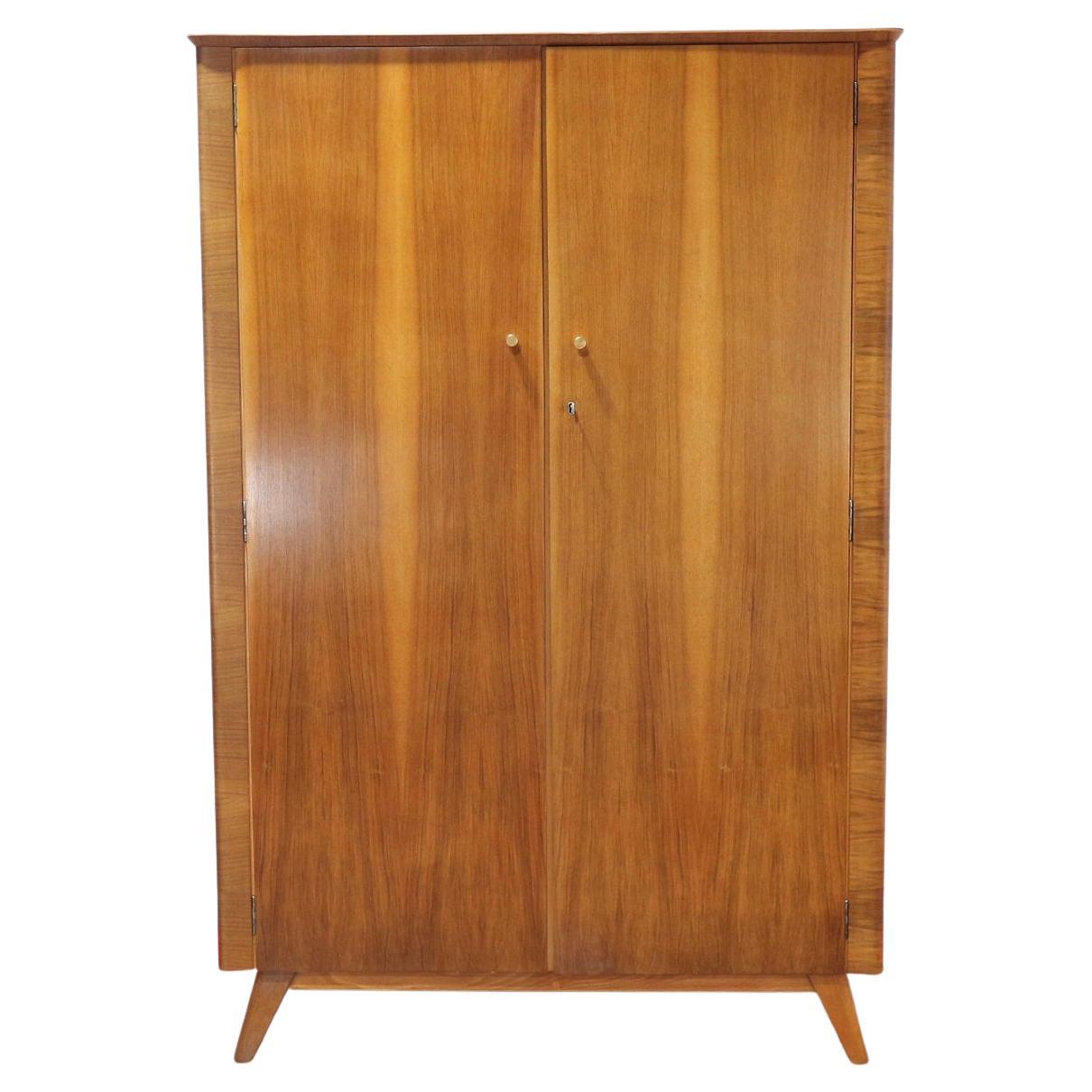 Prova un'eleganza senza tempo con questo armadio da uomo vintage del Mid Century Modern. Questo splendido guardaroba offre uno spazio eccezionale per riporre e riporre i cassetti, rispondendo perfettamente alle tue esigenze di organizzazione.
