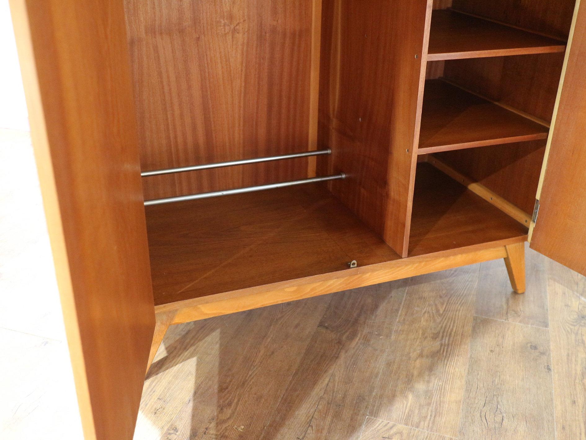Teak Armadio da uomo d'epoca in stile danese del Medio Secolo Moderno in vendita