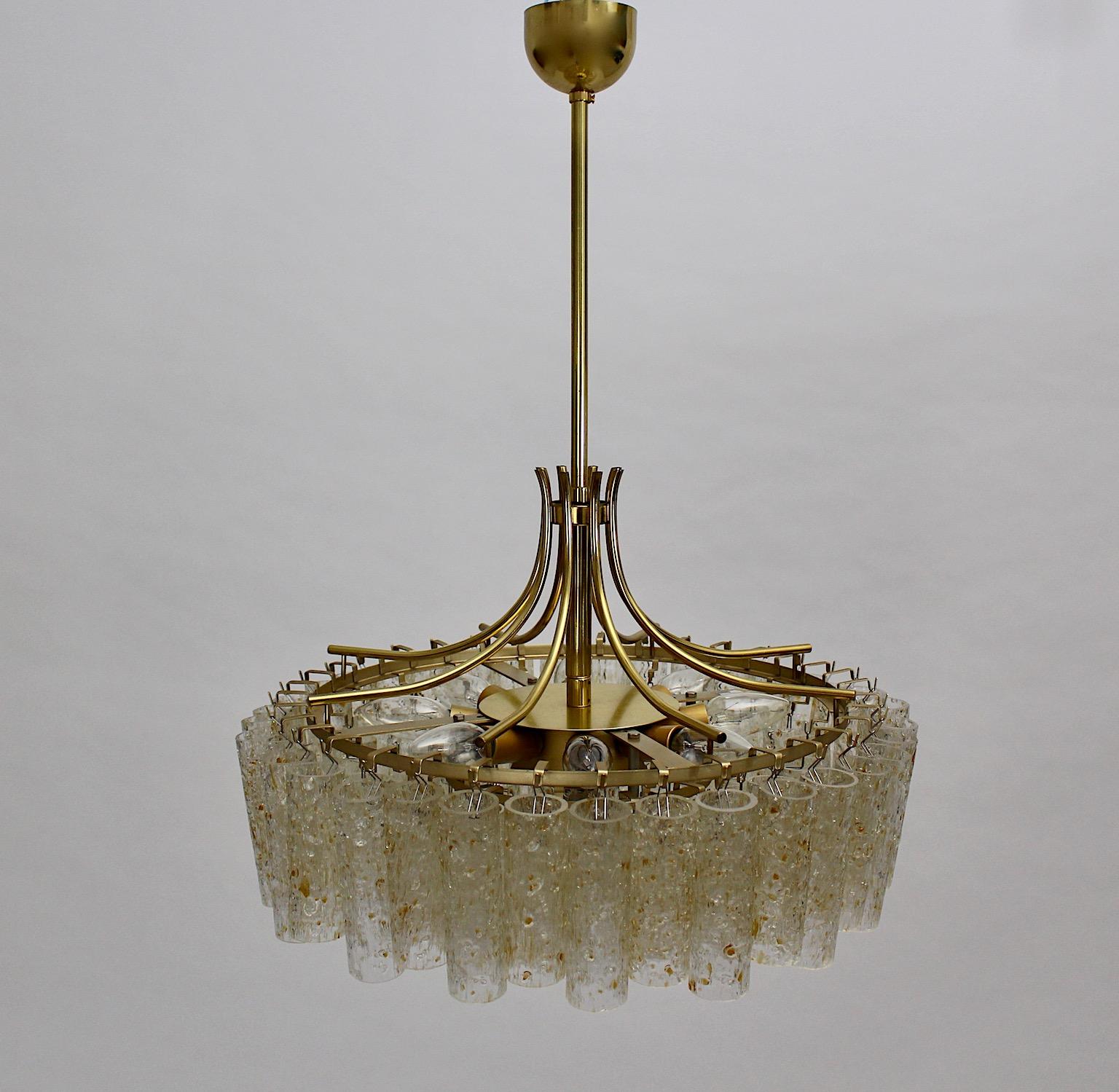 Mid Century Modern Vintage-Kronleuchter aus Messing und strukturierten Glasstücken Modell 4479/8 von Doria Leuchten Deutschland, 1970er Jahre.
Ein schöner und beeindruckender kreisförmiger Kronleuchter mit 77 Teilen aus strukturiertem Klarglas mit