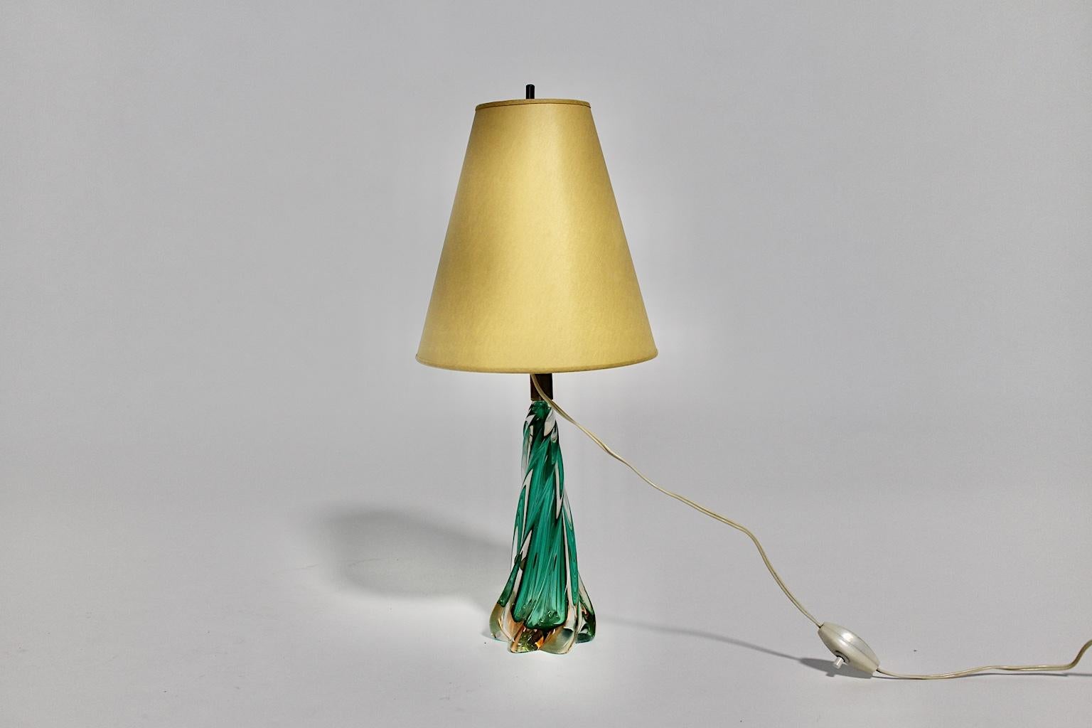 Mid-Century Modern Vintage-Tischlampe aus Glas in Grün und Gold, 1950er Jahre, Italien (Moderne der Mitte des Jahrhunderts) im Angebot