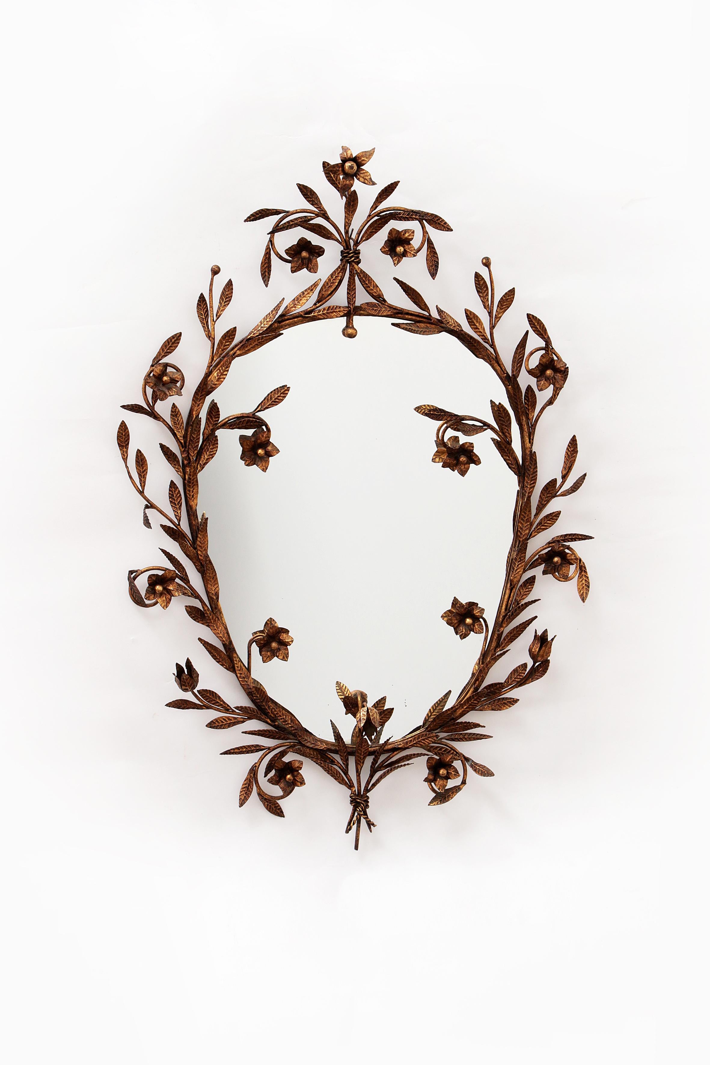 Mid Century Modern Vintage Gold Metal Oval Wall Mirror Flowers Roses 1950 Italy


Mid Century Modern vintage oval wall mirror made of gold-colored metal with flowers and leaves, Italy, 1950s.

Beautiful and graceful frame with flowers and leaves in
