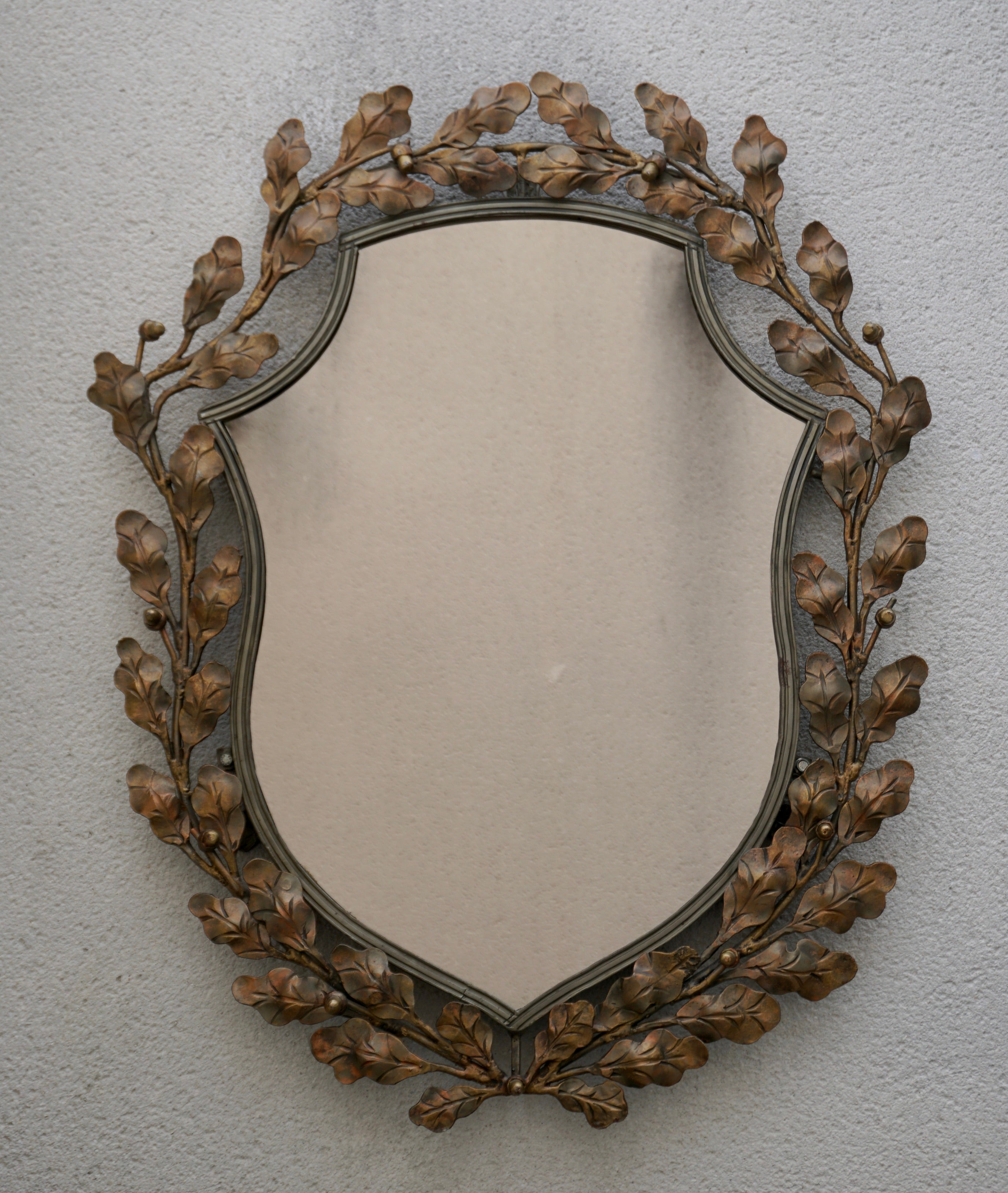 Mid Century Modern vintage oval wall mirror made of gold-colored metal with acorns and leaves, Italy, 1950s.

Beautiful and graceful frame with acorns and leaves in gold color in elliptical shape with mirror glass.We especially love this oval wall