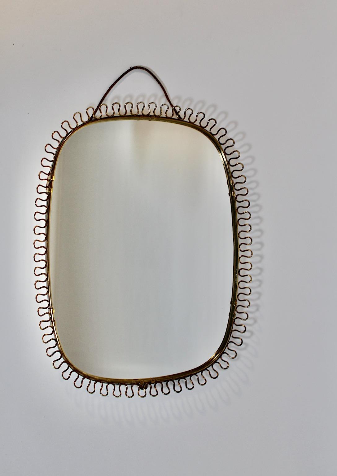 Miroir mural ovale vintage de style Mid Century Modern attribué à Josef Frank pour Svenskt Tenn 1950s Sweden.
Un superbe miroir mural ovale attribué à Josef Franks présente un cadre avec des boucles et des fermoirs en métal cuivré. Ce miroir mural