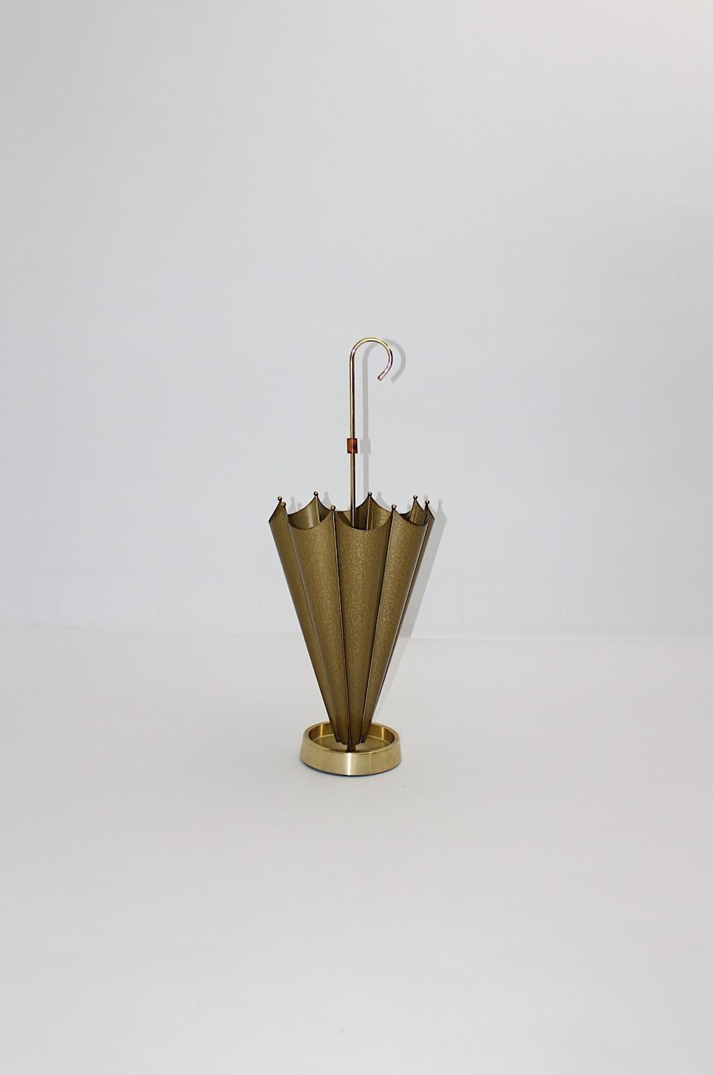 Mid-Century Modern Vintage Regenschirmständer aus goldenem Metall und Bambus, Italien 1950er Jahre (Moderne der Mitte des Jahrhunderts) im Angebot