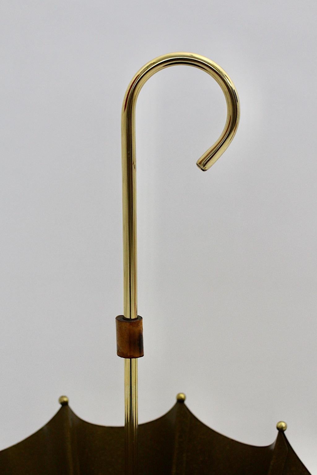 Mid-Century Modern Vintage Regenschirmständer aus goldenem Metall und Bambus, Italien 1950er Jahre (Italienisch) im Angebot