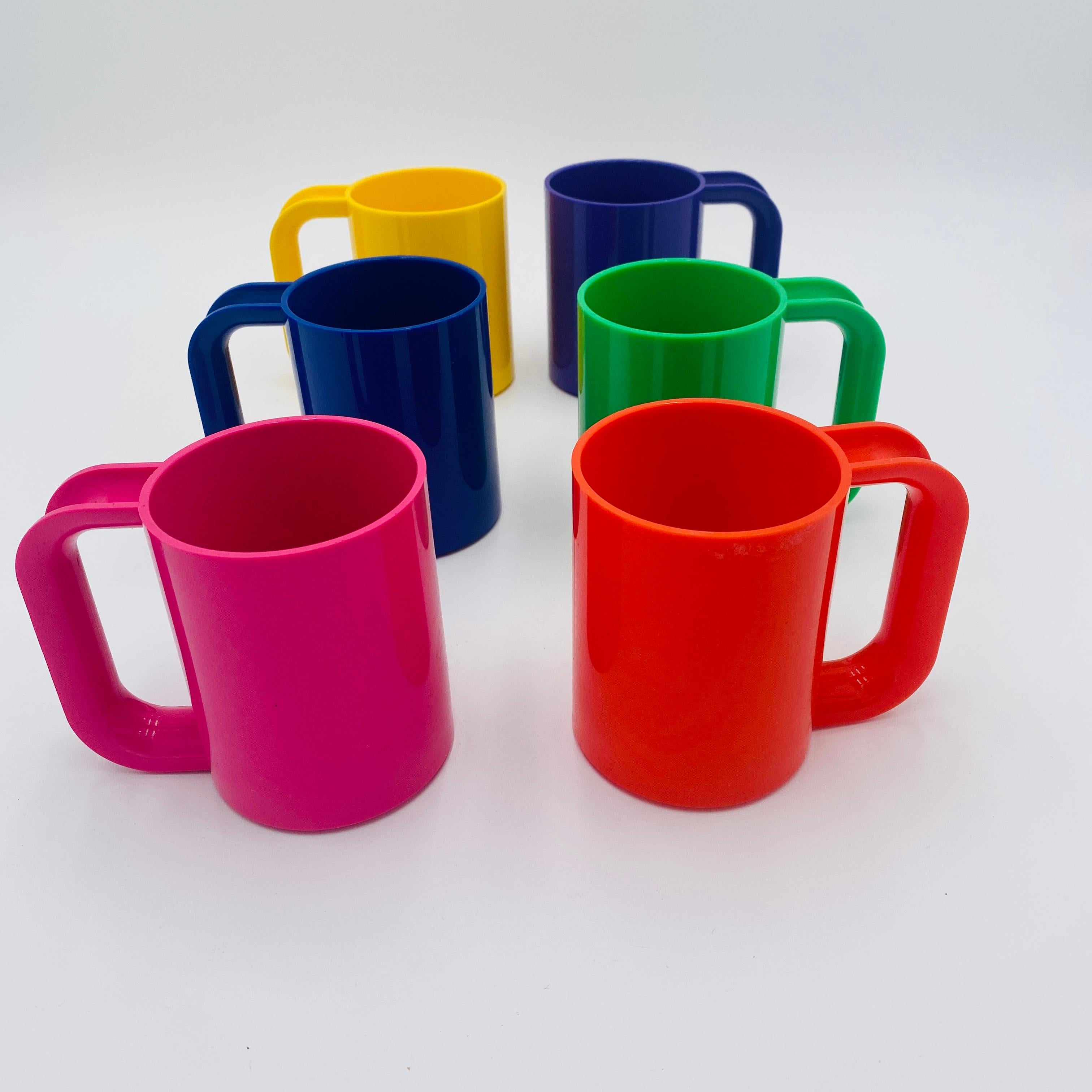 Un iconico set di 6 tazze vintage disegnate da Massimo Vignelli per Heller. I colori vivaci aggiungeranno un accento brillante a qualsiasi cucina o picnic all'aperto! 