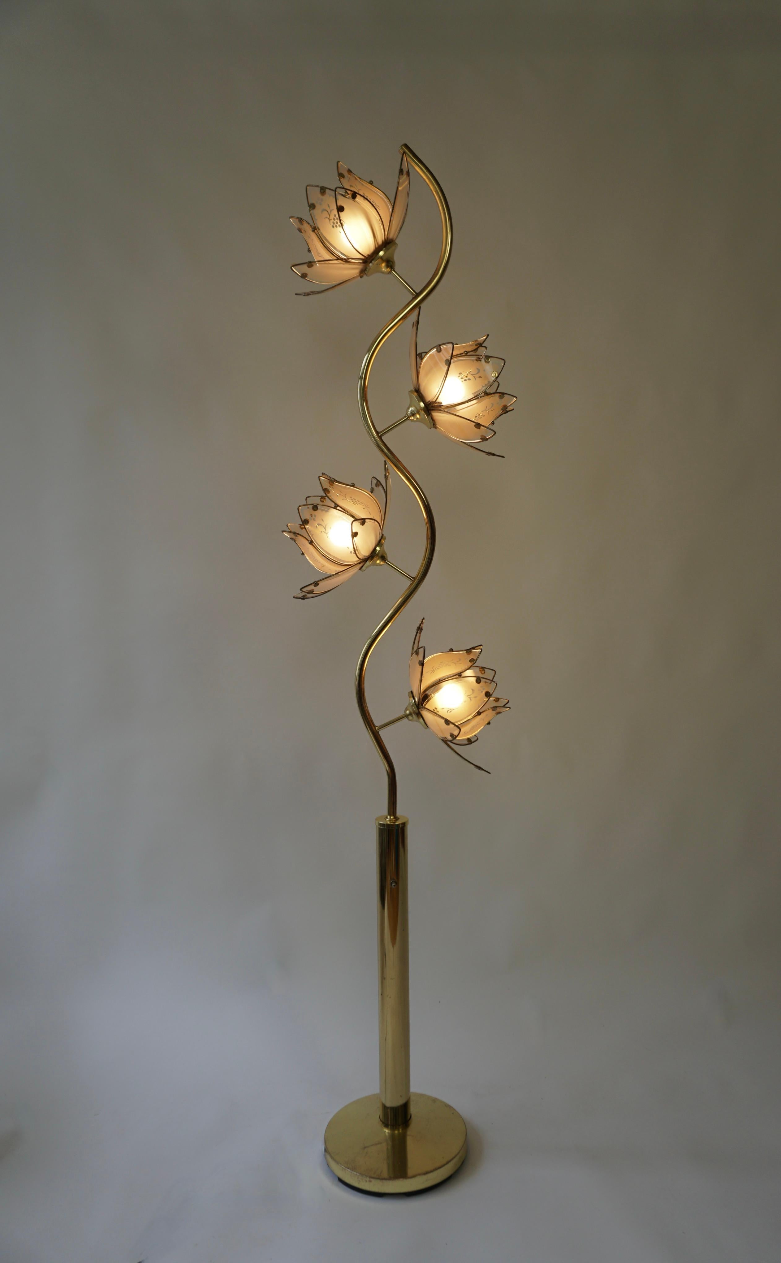 Fantastic and funky eighties floor lamp, consisting of 4 elegant glass lampshades designed in delicate white lotus flowers.  This lovely standing lamp has a white look, and the lights can all be switched on at once, or 2 at a time.

A spectacular
