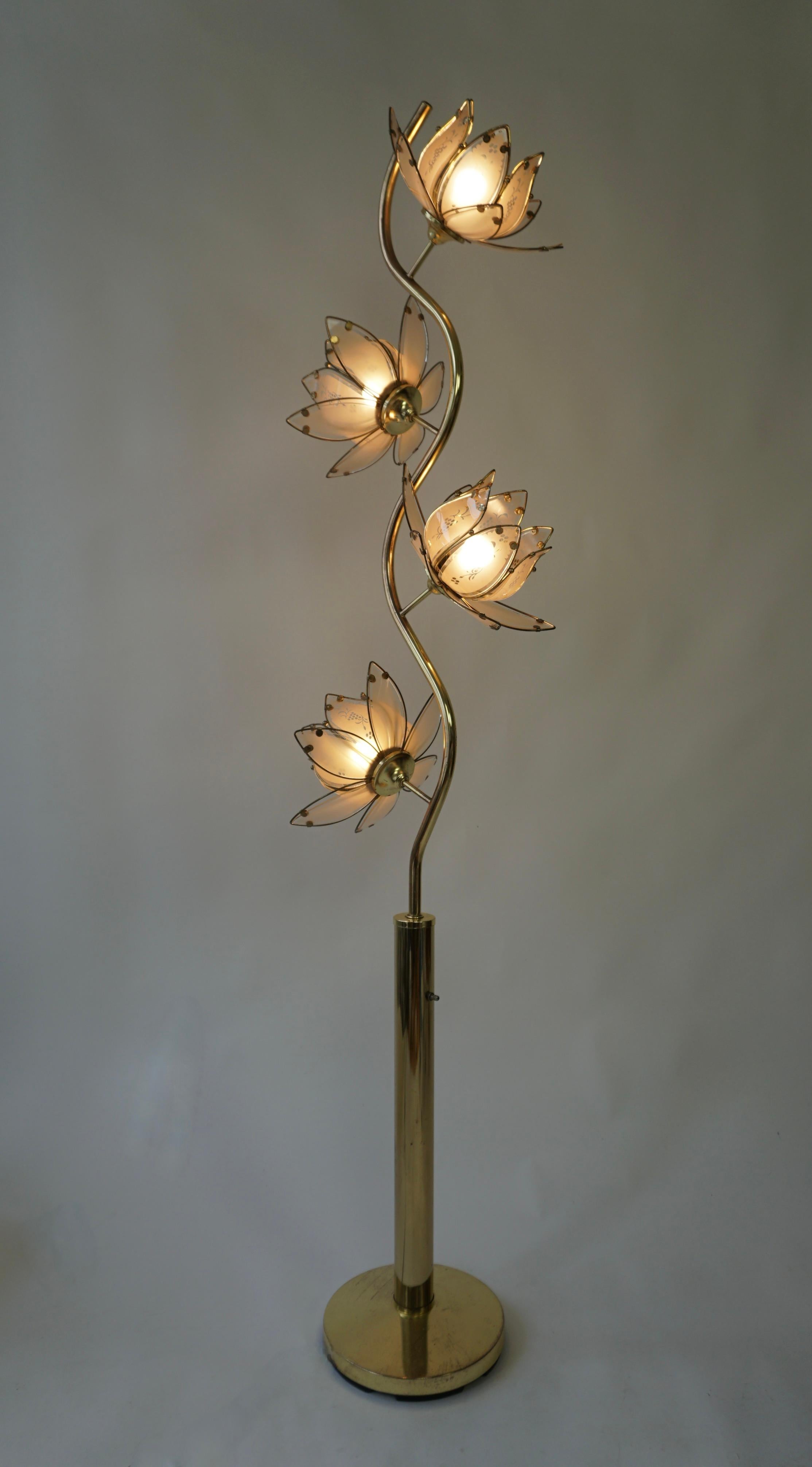 Mid Century Modern Vintage Hollywood Regency White Glass Lotus Flower Floor Lamp In Good Condition For Sale In Antwerp, BE