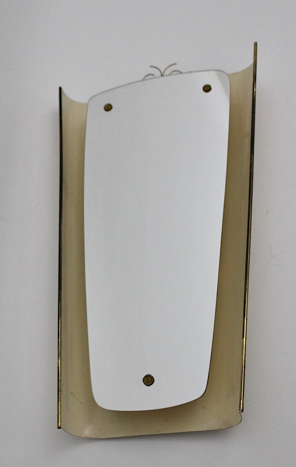 Italiano Specchio da parete retroilluminato in metallo avorio vintage del 1950 in Germania in vendita