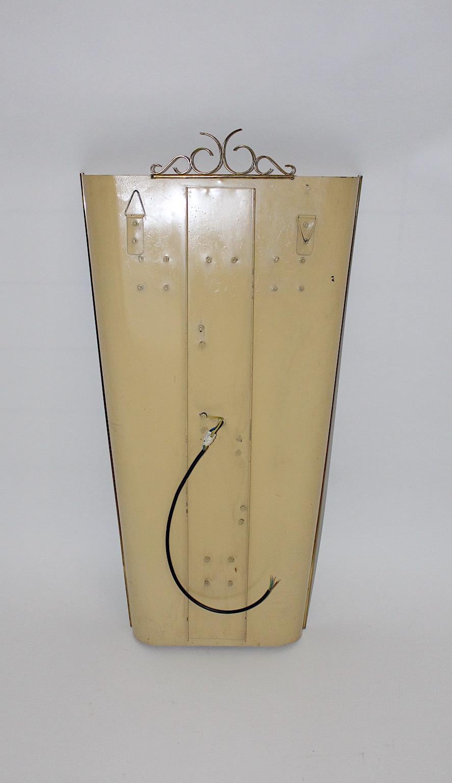 Specchio da parete retroilluminato in metallo avorio vintage del 1950 in Germania in vendita 1