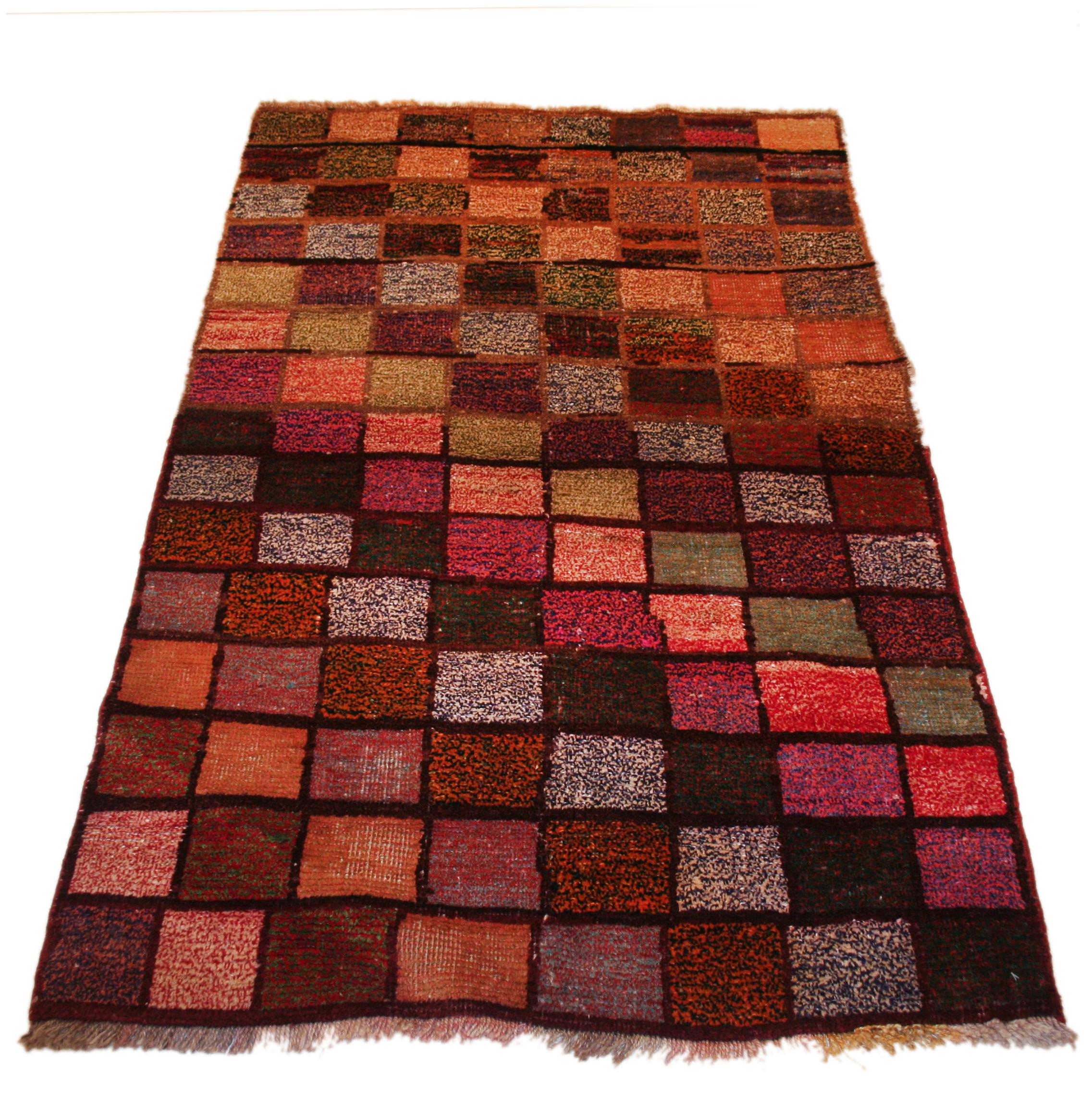 Les tapis Tulu représentent l'une des premières formes de tissage de poils nomades, généralement nouées avec un poil de taille moyenne car ils étaient destinés à être des tapis de chambre à coucher pour la tente. Les motifs sont généralement assez