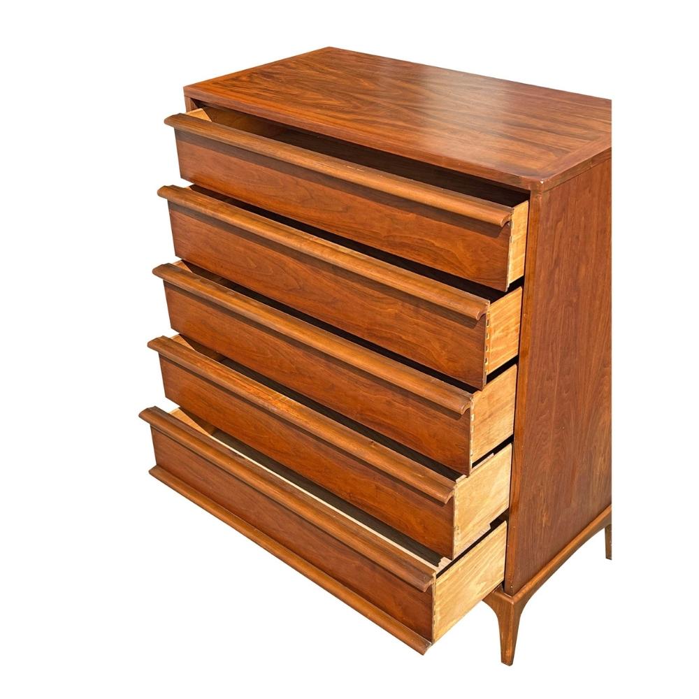 Mid Century Modern Vintage Lane's Rhythm Tall Highboy Kommode

Diese authentische Mid-Century Modern Lane's Rhythm Tall Highboy Dresser aus den 1960er Jahren bietet zeitloses Design und Funktionalität. Diese in den USA von Lane Furniture gefertigte