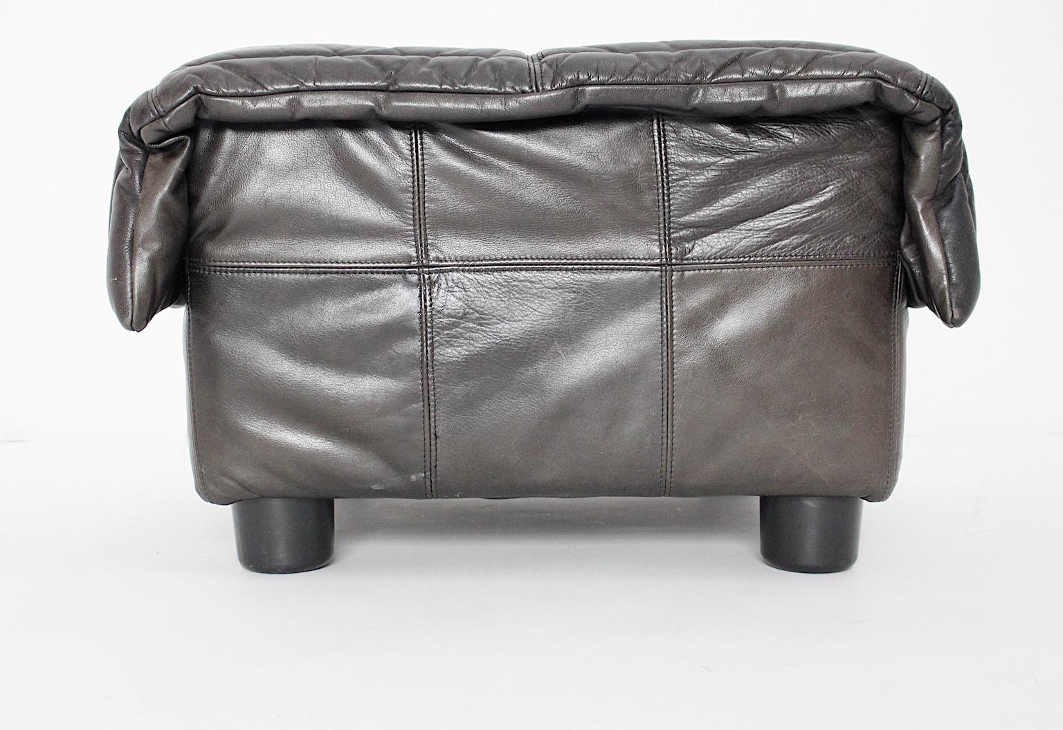 Moderno de mediados de siglo Vintage Cuero Marrón Gris Negro Otomana Taburete 1970s Italia Italiano en venta