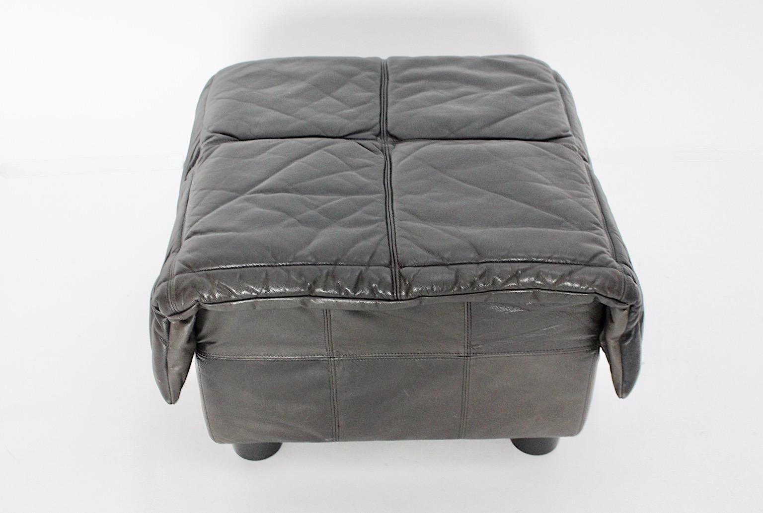 Moderno de mediados de siglo Vintage Cuero Marrón Gris Negro Otomana Taburete 1970s Italia en Bueno estado para la venta en Vienna, AT