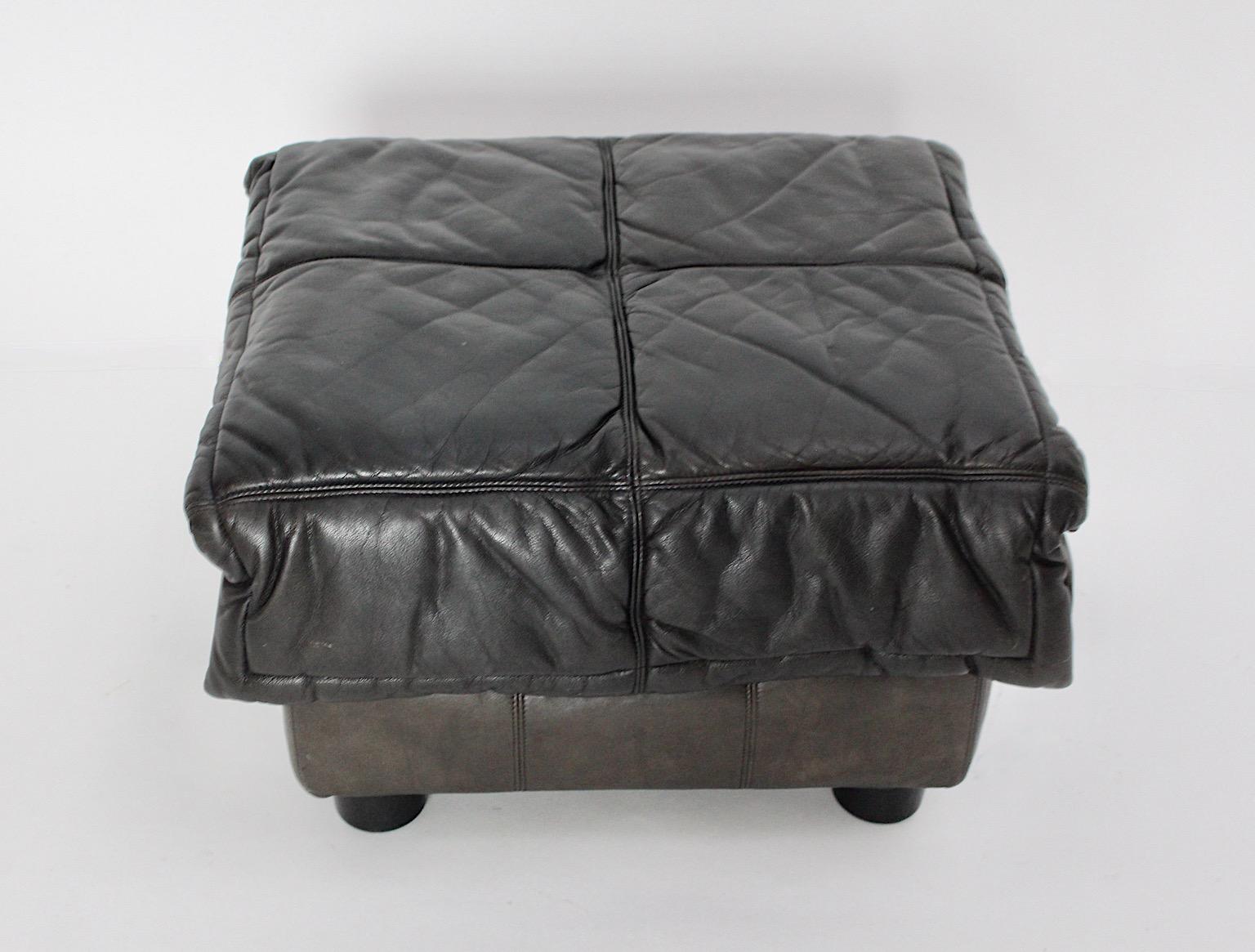 Moderno de mediados de siglo Vintage Cuero Marrón Gris Negro Otomana Taburete 1970s Italia siglo XX en venta