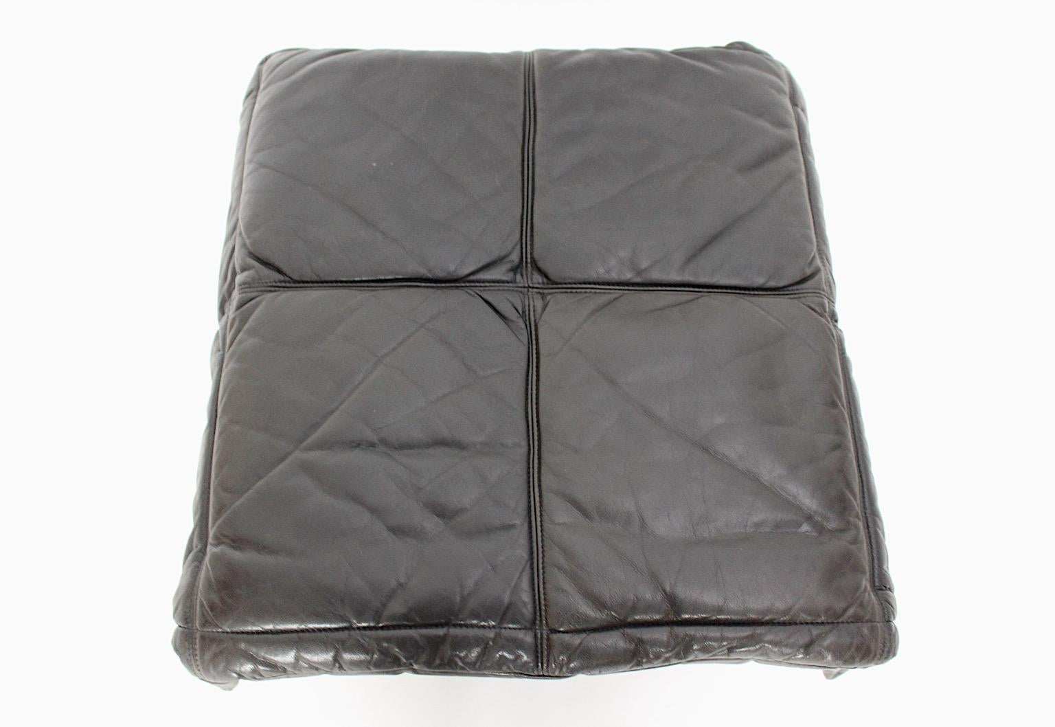 Moderno de mediados de siglo Vintage Cuero Marrón Gris Negro Otomana Taburete 1970s Italia en venta 3