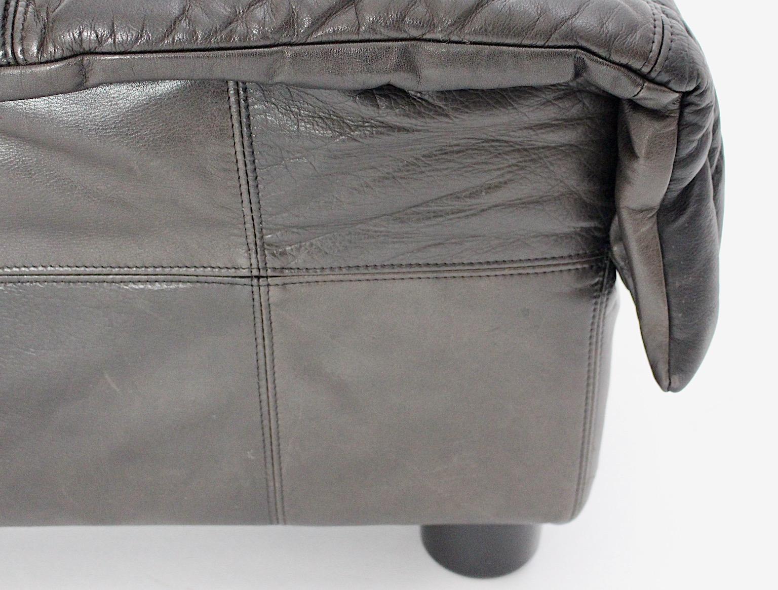 Moderno de mediados de siglo Vintage Cuero Marrón Gris Negro Otomana Taburete 1970s Italia en venta 4