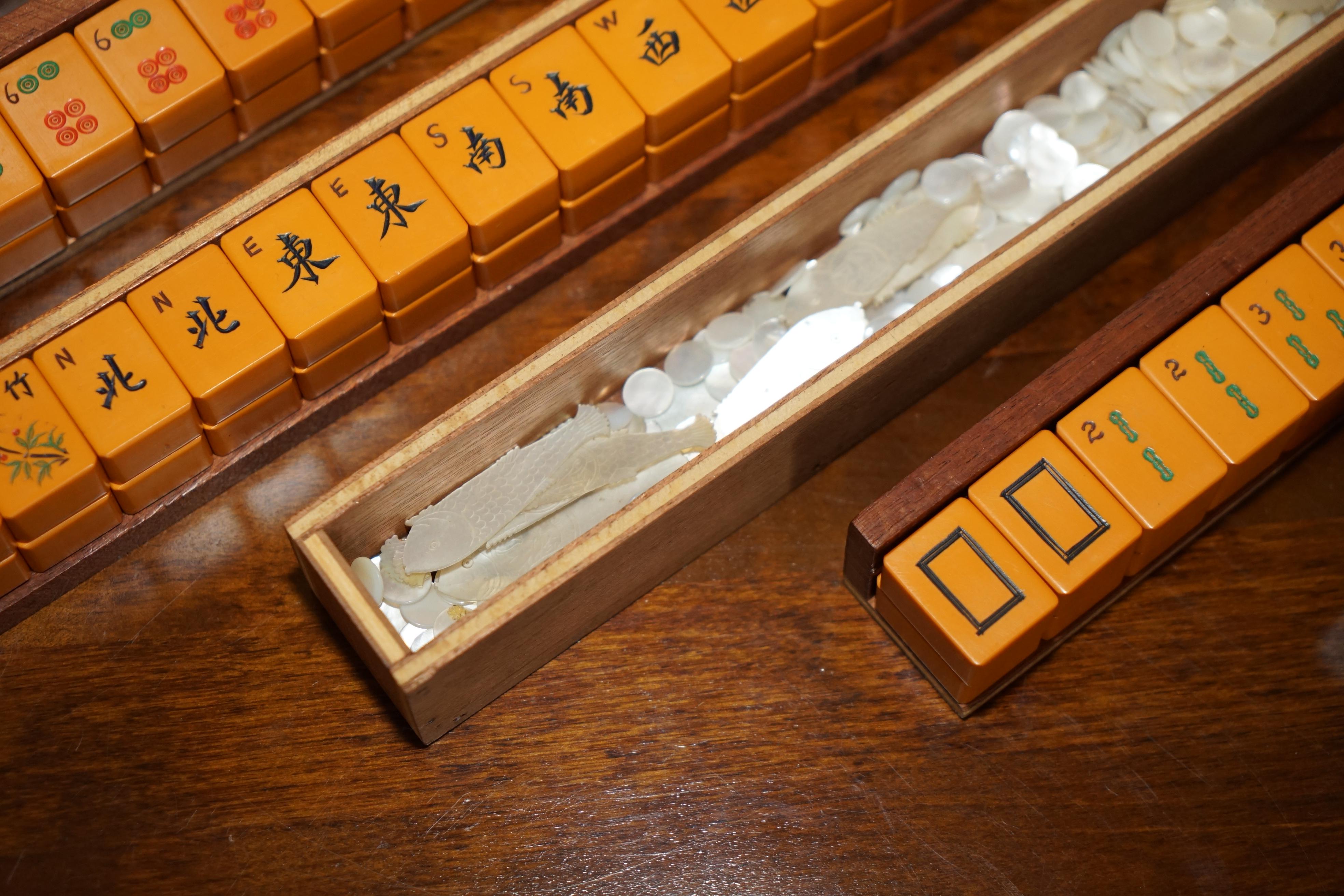 MID CENTURY MODERN ViNTAGE MAHJONG 144 PIECE GAMES SET MOTHER OF PEARL COUNTERS For Sale 3