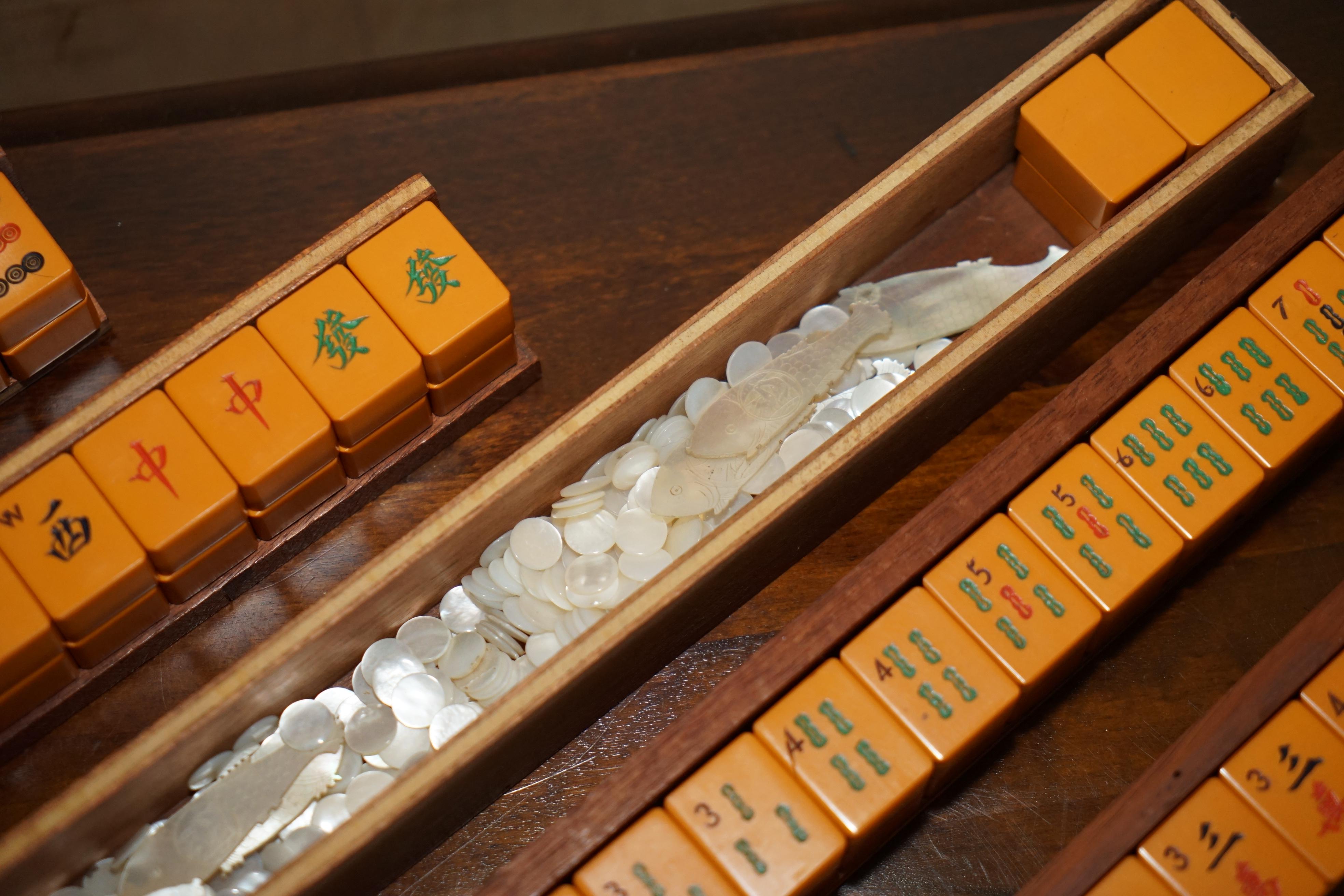 MID CENTURY MODERN ViNTAGE MAHJONG 144 PIECE GAMES SET MOTHER OF PEARL COUNTERS For Sale 4