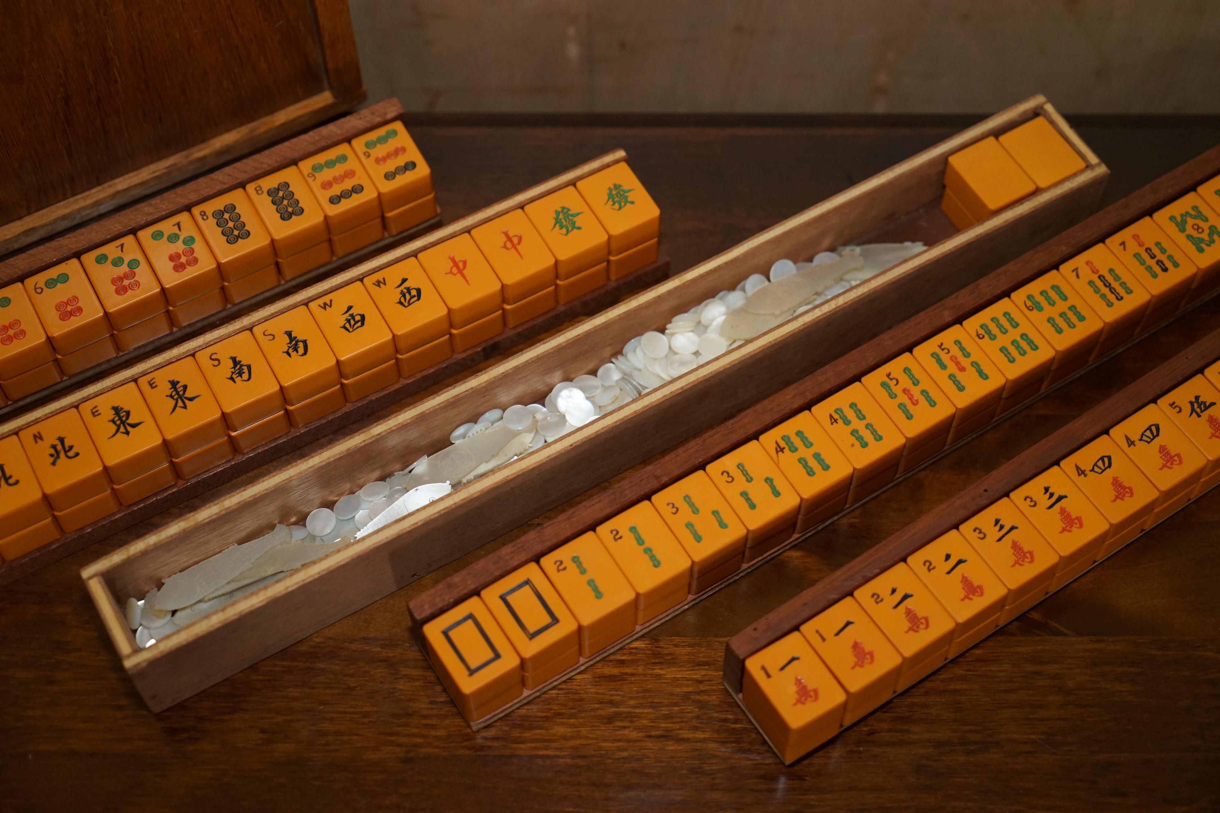 MID CENTURY MODERN ViNTAGE MAHJONG 144 PIECE GAMES SET MOTHER OF PEARL COUNTERS In Good Condition For Sale In West Sussex, Pulborough