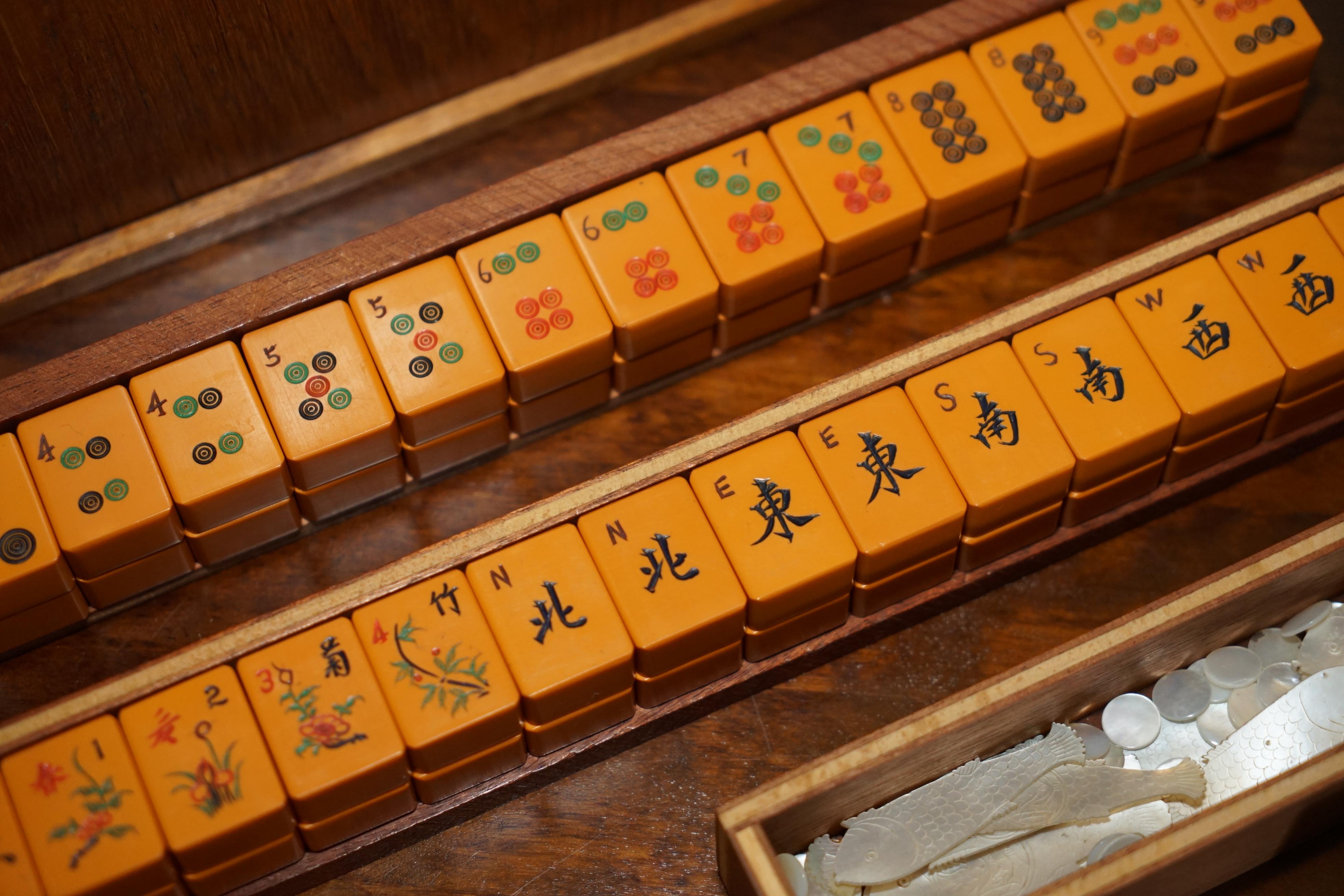 MID CENTURY MODERN ViNTAGE MAHJONG 144 PIECE GAMES SET MOTHER OF PEARL COUNTERS For Sale 1