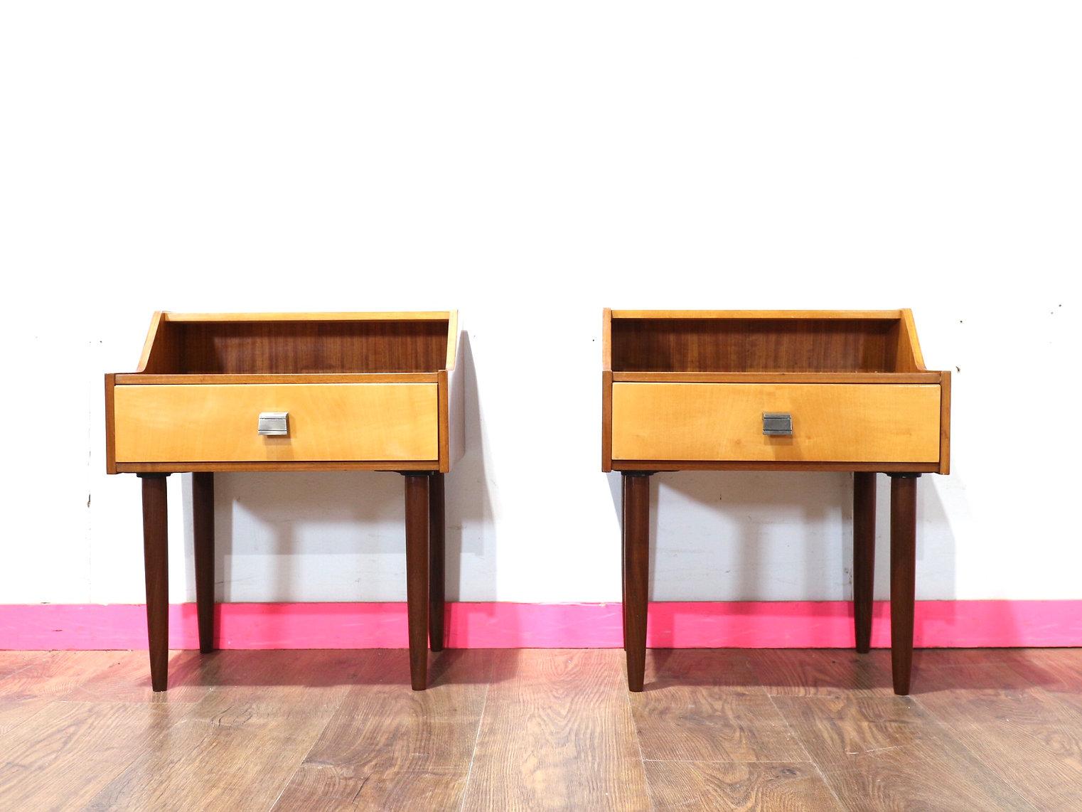 Abbraccia un'eleganza senza tempo con questi comodini italiani in acero vintage del Mid Century Modern di Marino, una vera e propria testimonianza dell'artigianato classico italiano. Noi di Mid Century Traders ci impegniamo con passione per offrirti