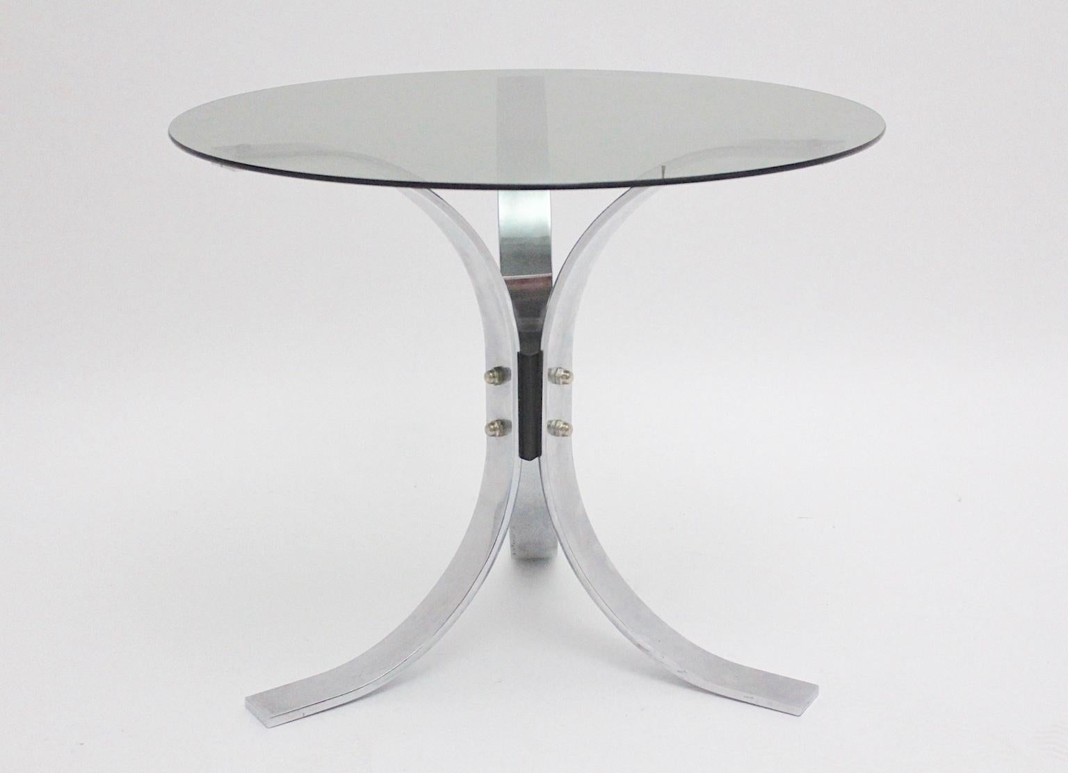 Table basse / table d'appoint en métal chromé et verre vintage Mid-Century Modern avec un plateau en verre verdâtre.
Trois pieds métalliques incurvés reliés par deux vis forment la base.
L'état vintage est très bon.
Mesures approximatives :
Diamètre